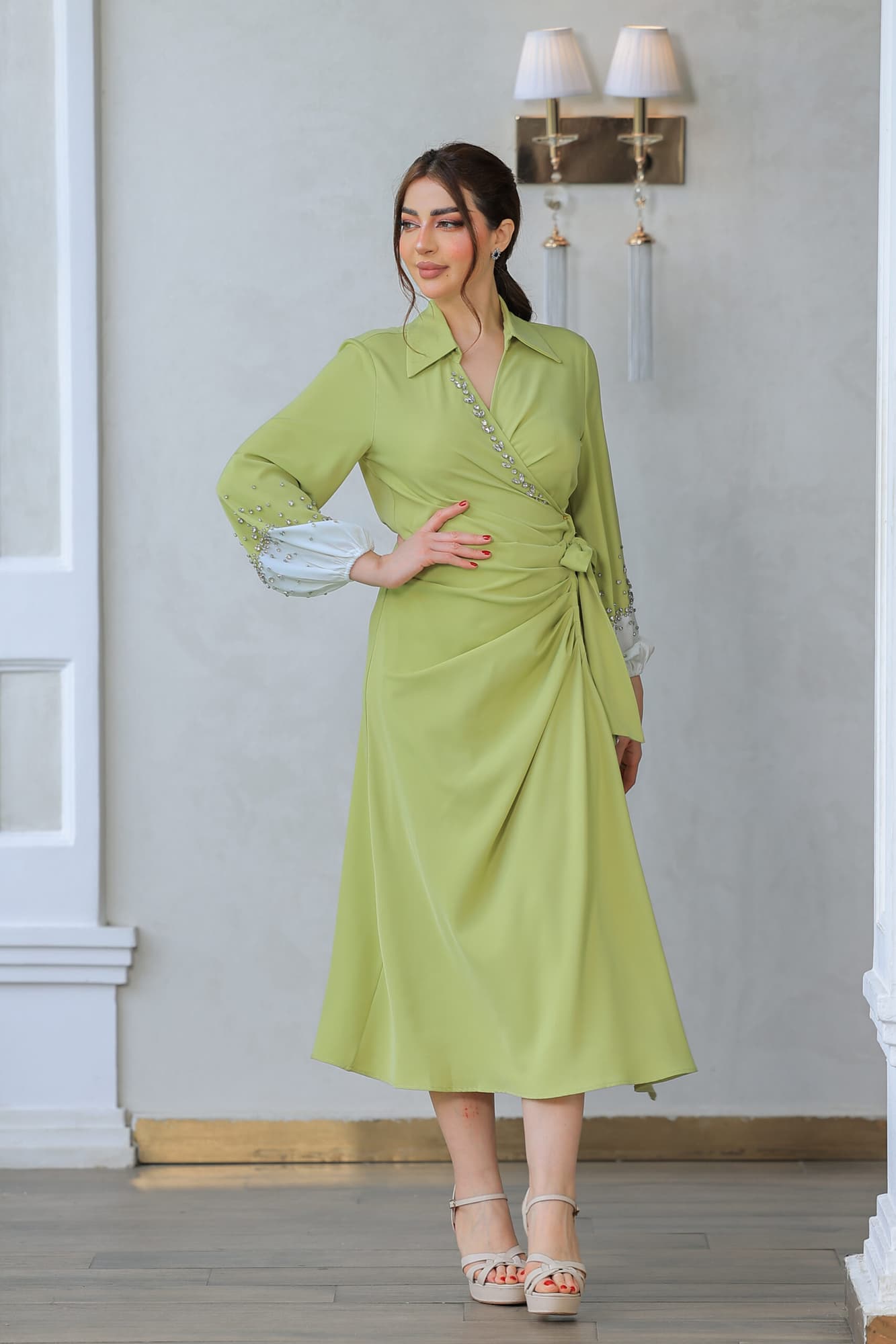 فستان ميدي ناعم بقصة لف عالجسم مع اكمام طويلة