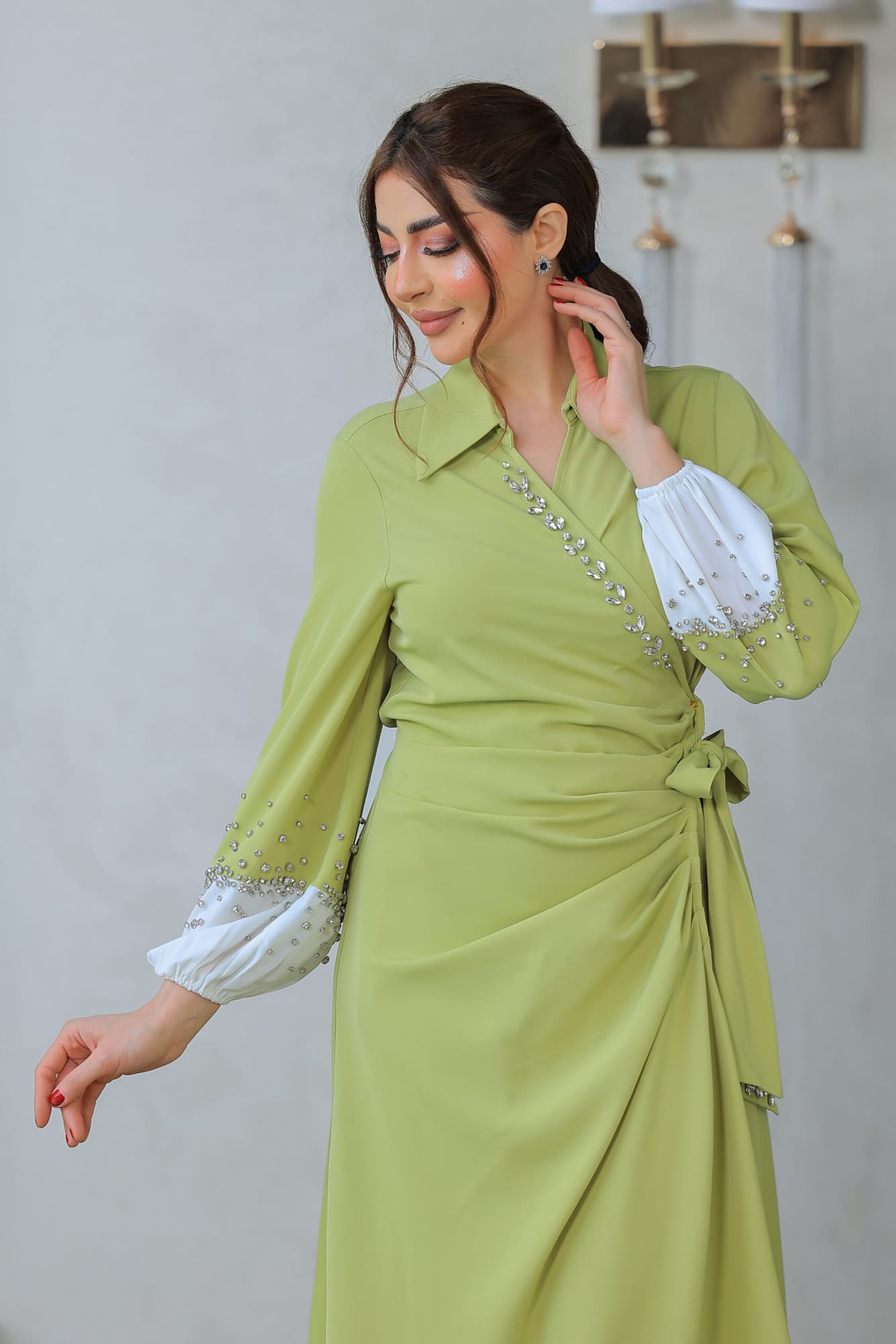 فستان ميدي ناعم بقصة لف عالجسم مع اكمام طويلة