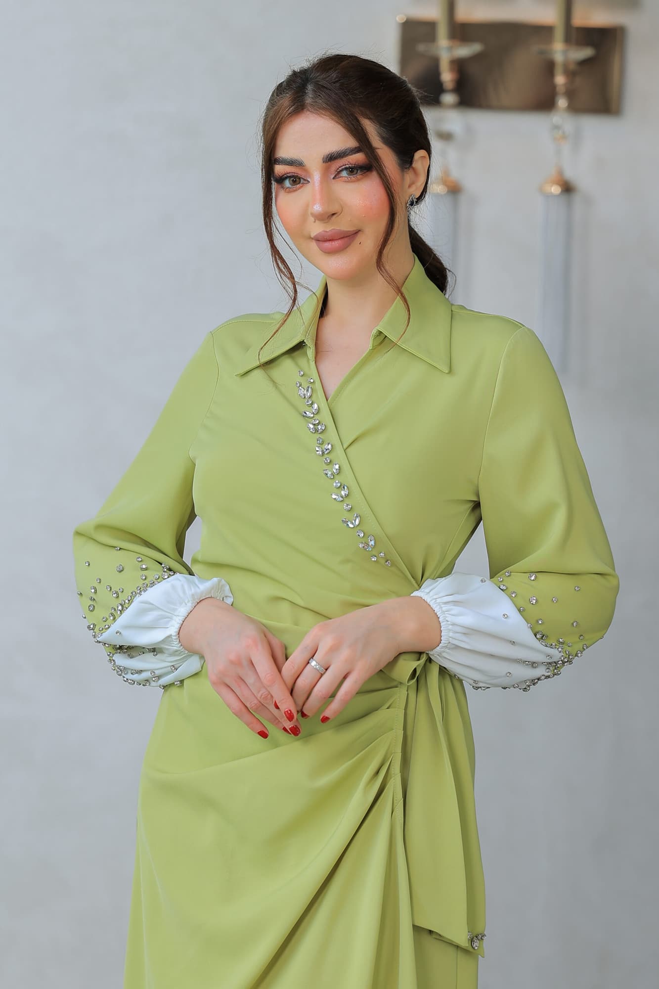 فستان ميدي ناعم بقصة لف عالجسم مع اكمام طويلة