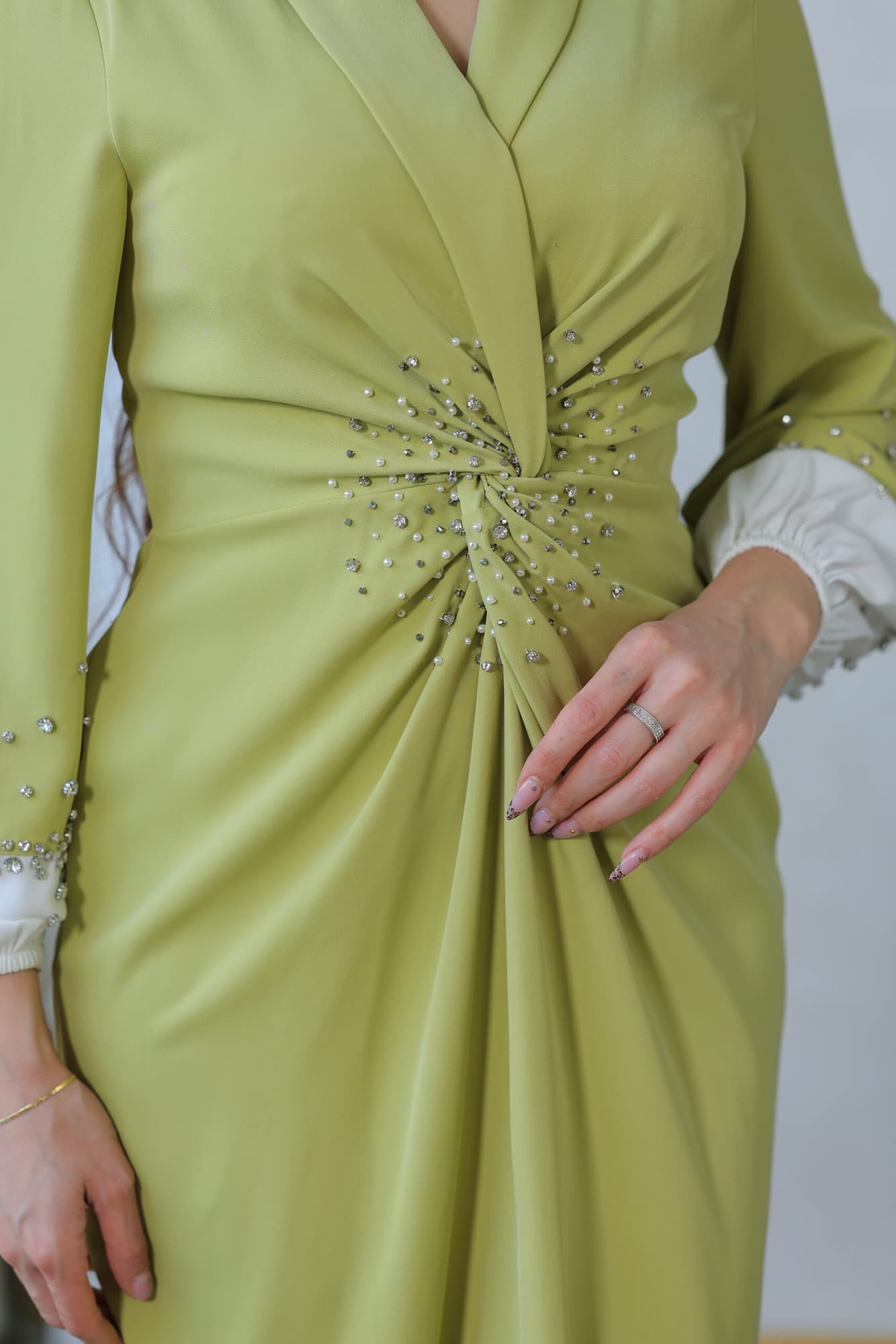 فستان بقصة انسيابيه طويله مزينه بكرستال عشبي