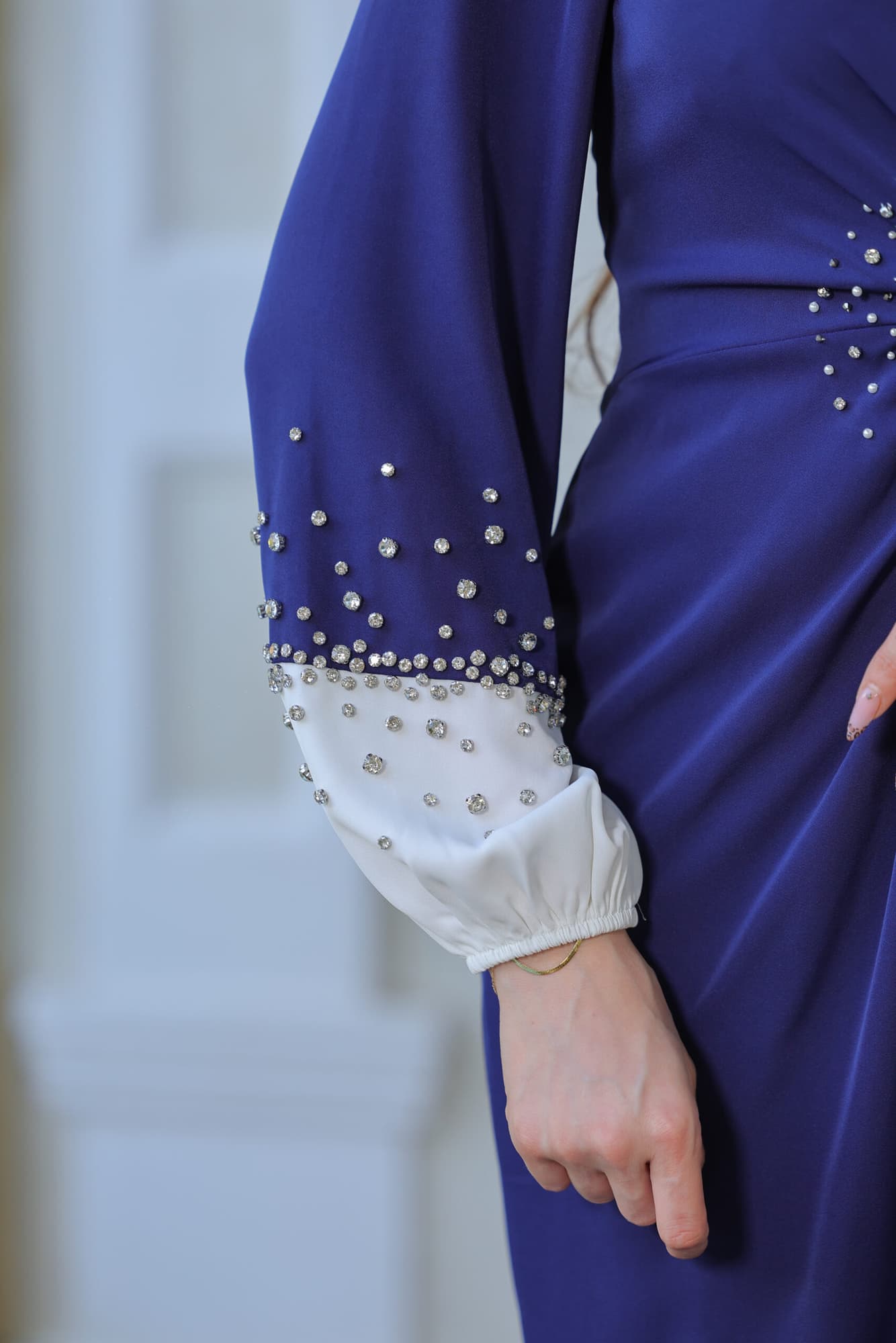 فستان بقصة انسيابيه طويله مزينه بكرستال نيلي