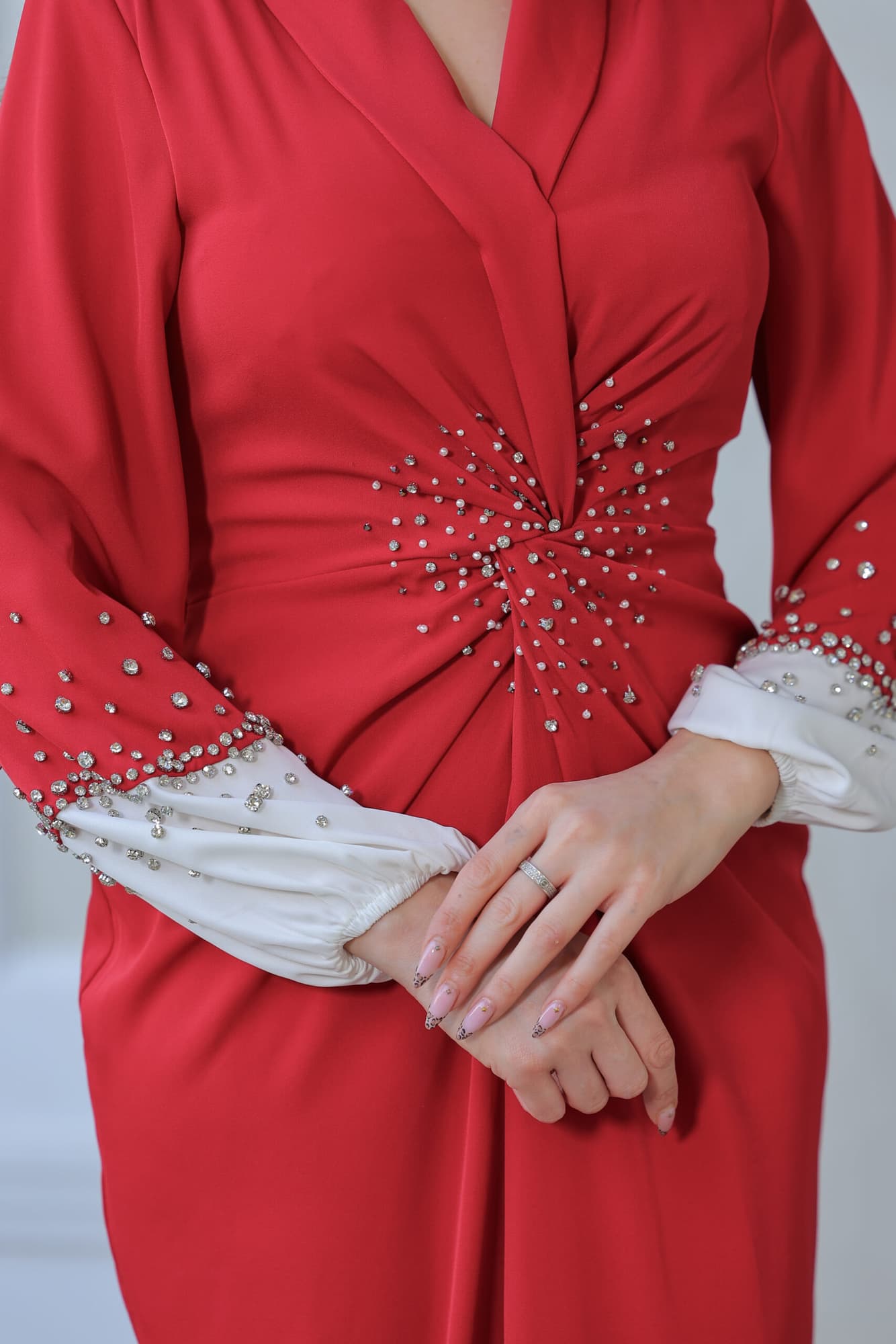 فستان بقصة انسيابيه طويله مزينه بكرستال احمر