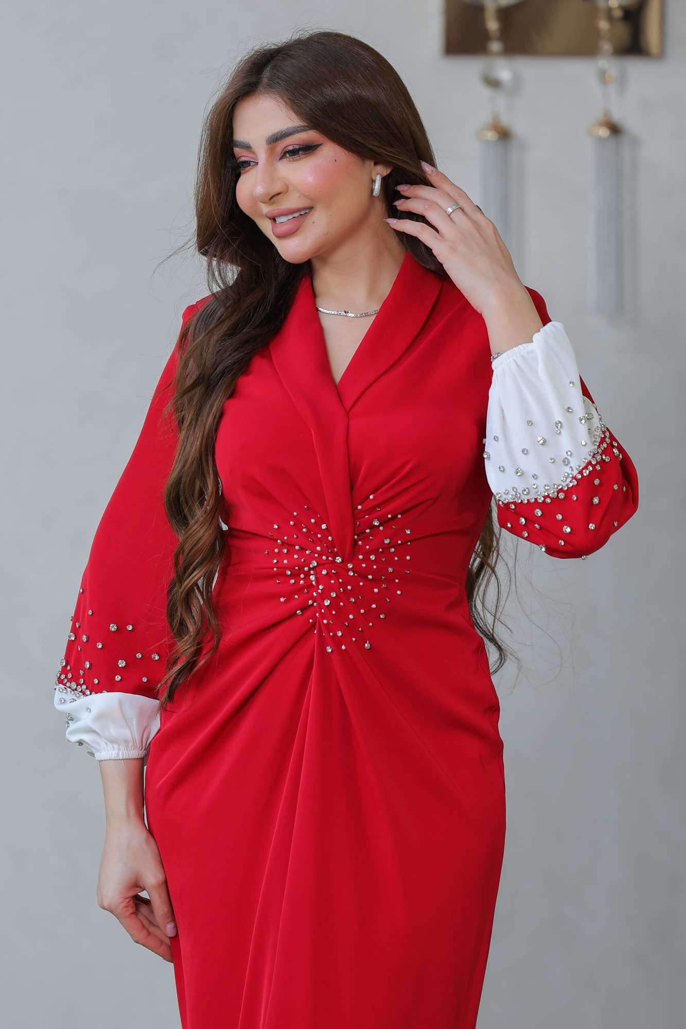 فستان بقصة انسيابيه طويله مزينه بكرستال