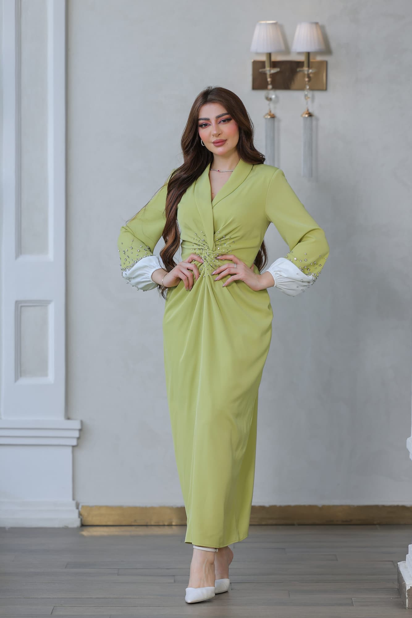 فستان بقصة انسيابيه طويله مزينه بكرستال