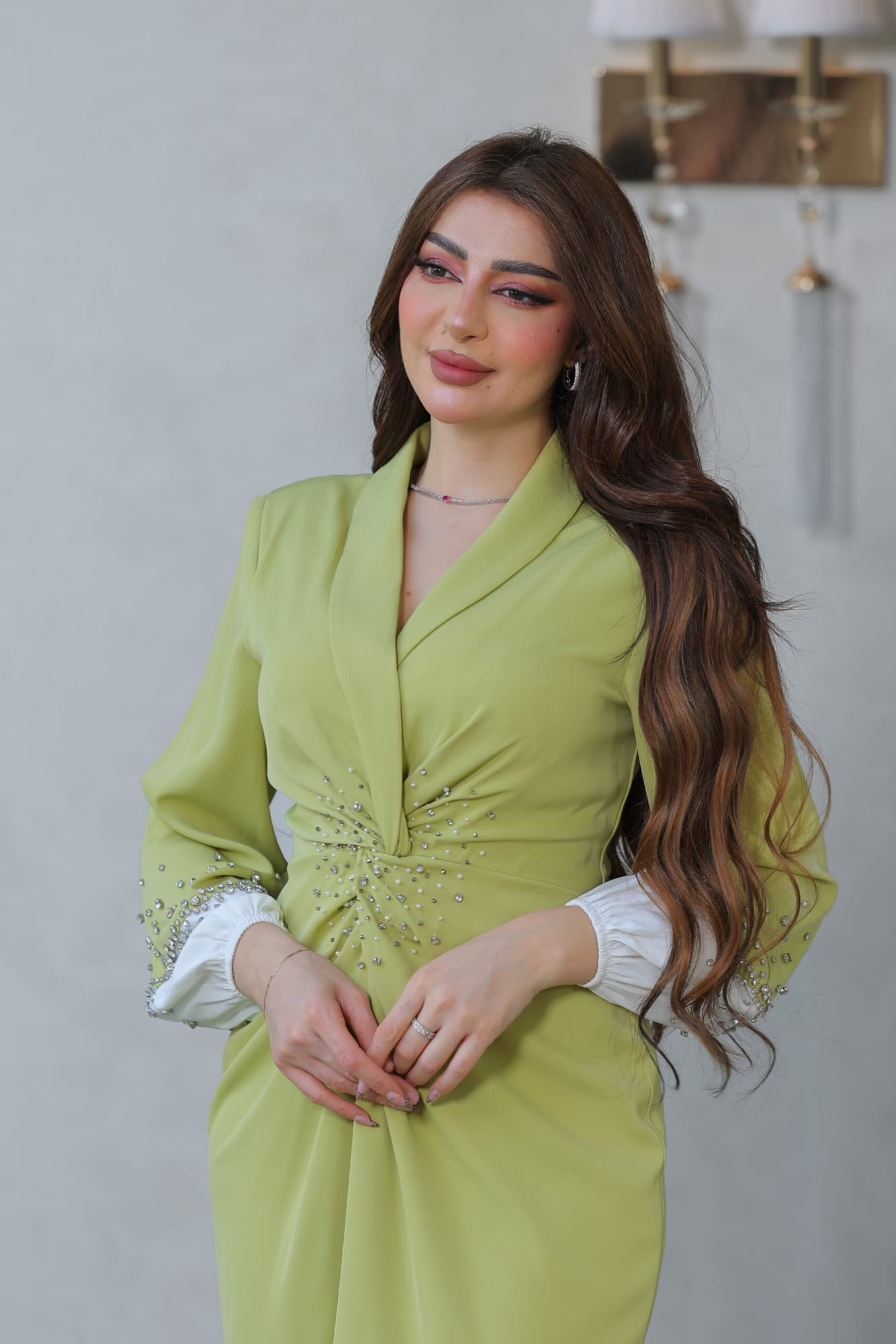 فستان بقصة انسيابيه طويله مزينه بكرستال