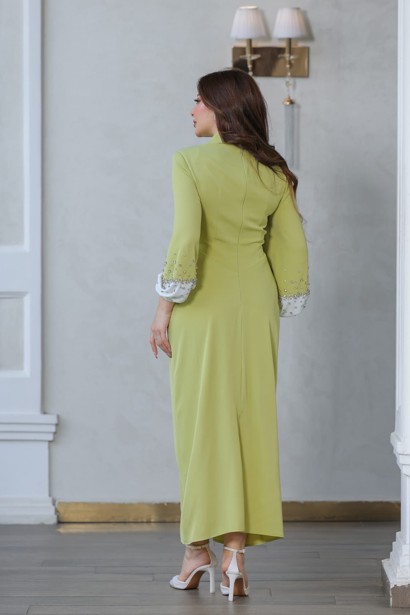 فستان بقصة انسيابيه طويله مزينه بكرستال