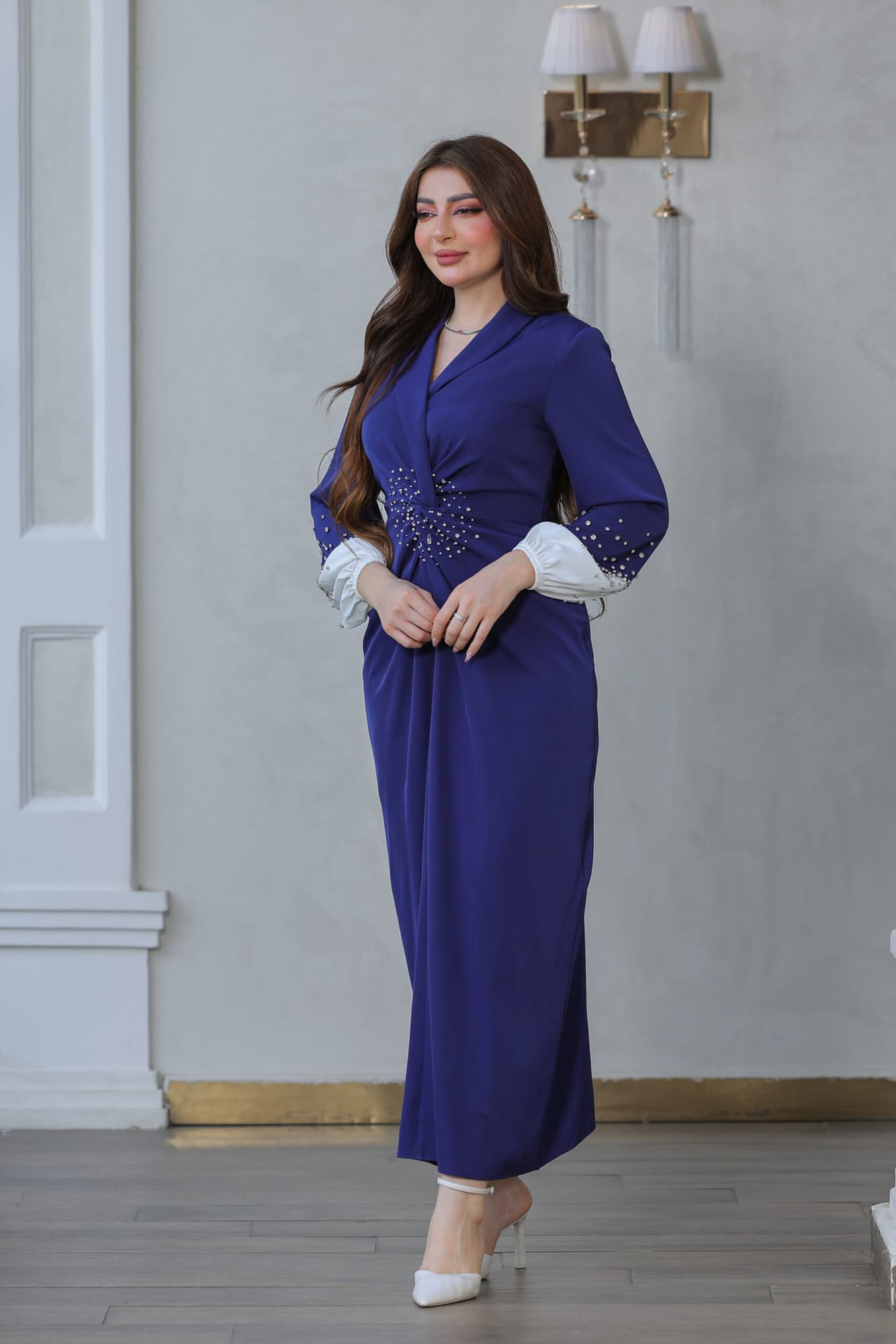 فستان بقصة انسيابيه طويله مزينه بكرستال