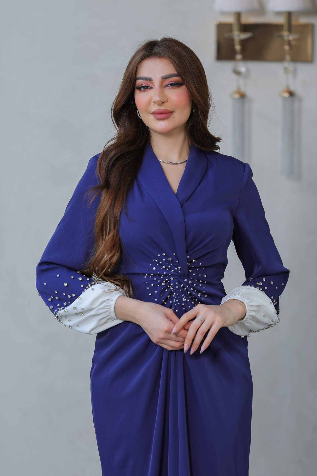 فستان بقصة انسيابيه طويله مزينه بكرستال