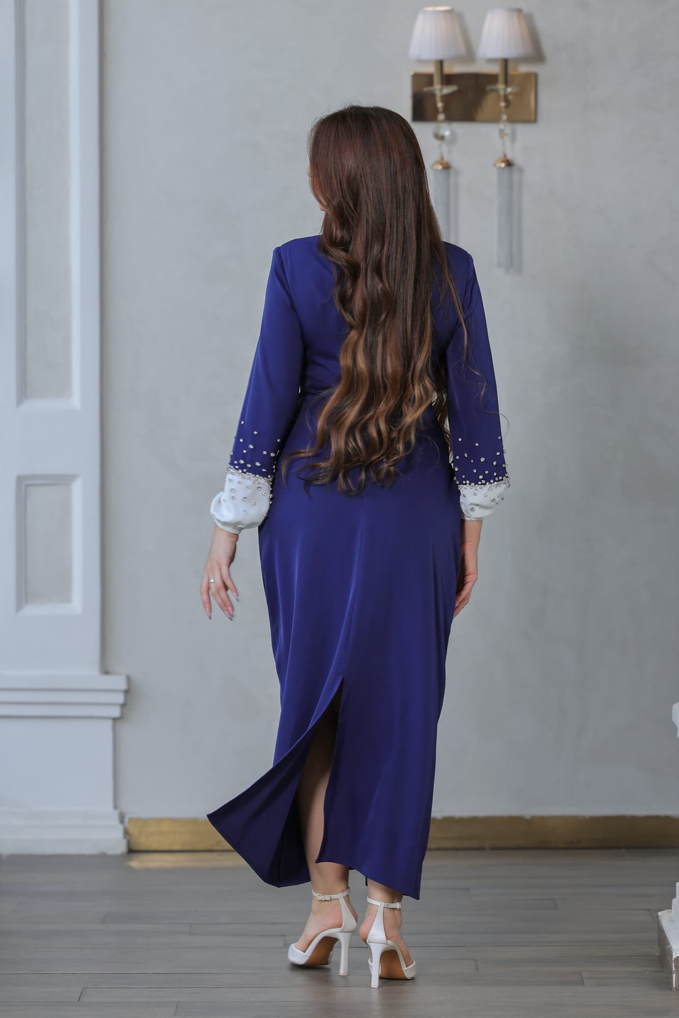 فستان بقصة انسيابيه طويله مزينه بكرستال