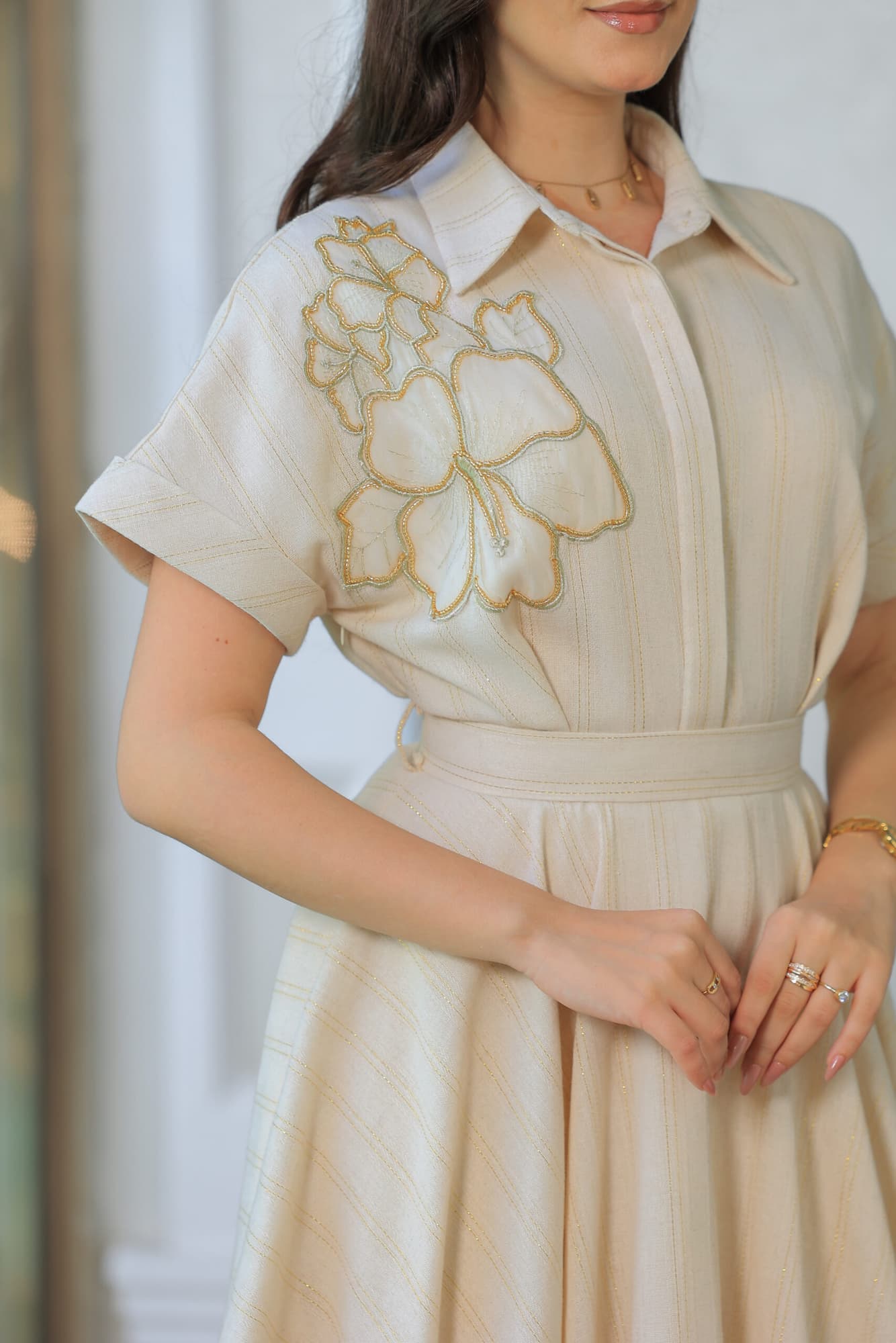 فستان كلاسيكي مع قَصّة قميصية مزين بتطريز زهر على الكتف بيج فاتح