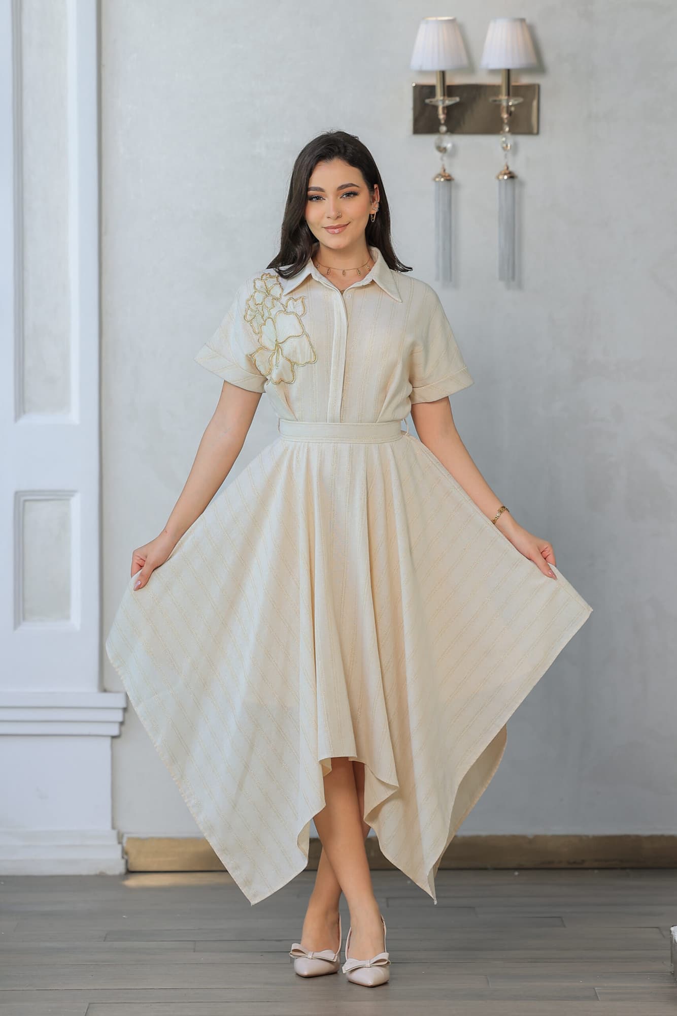 فستان كلاسيكي مع قَصّة قميصية مزين بتطريز زهر على الكتف