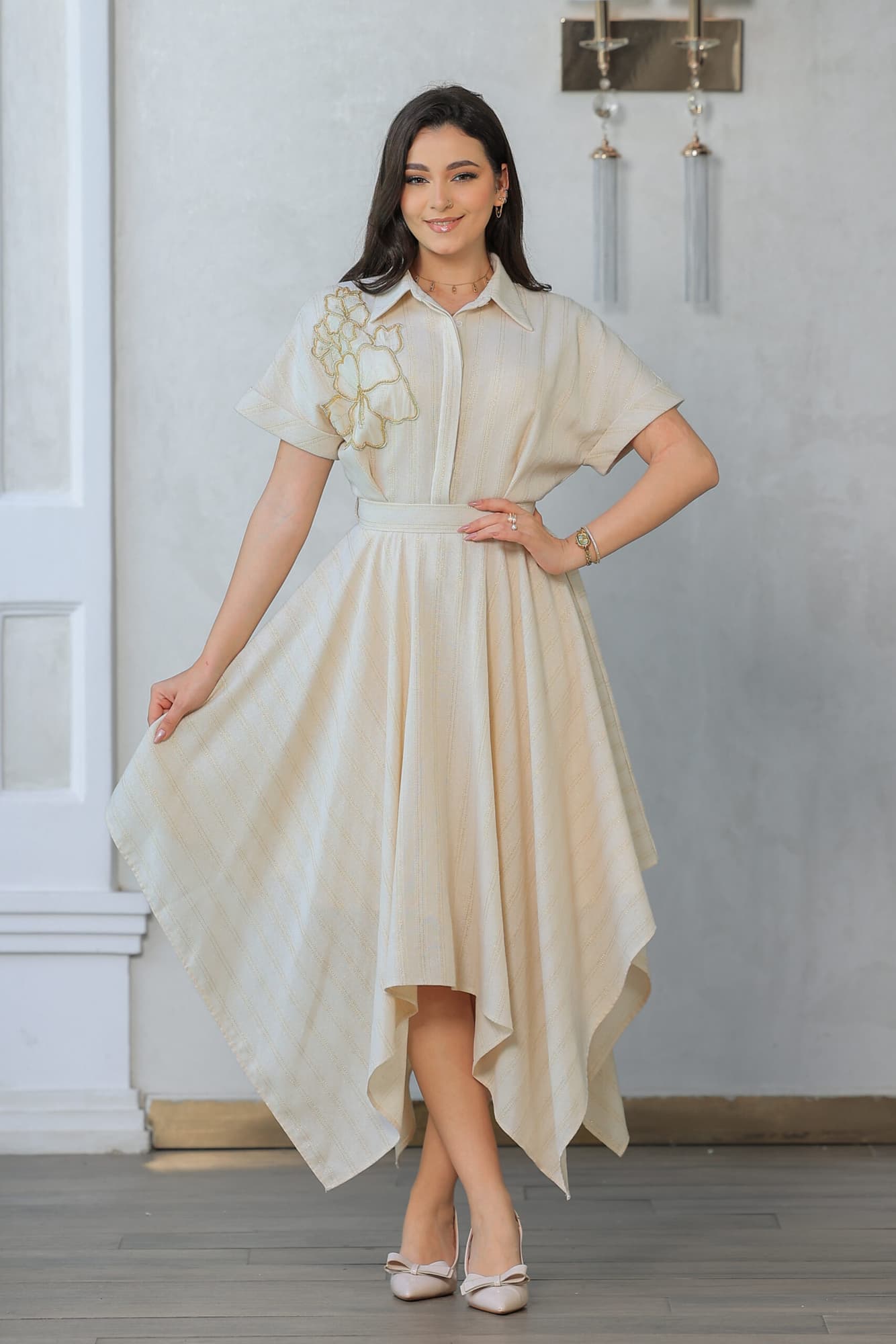 فستان كلاسيكي مع قَصّة قميصية مزين بتطريز زهر على الكتف