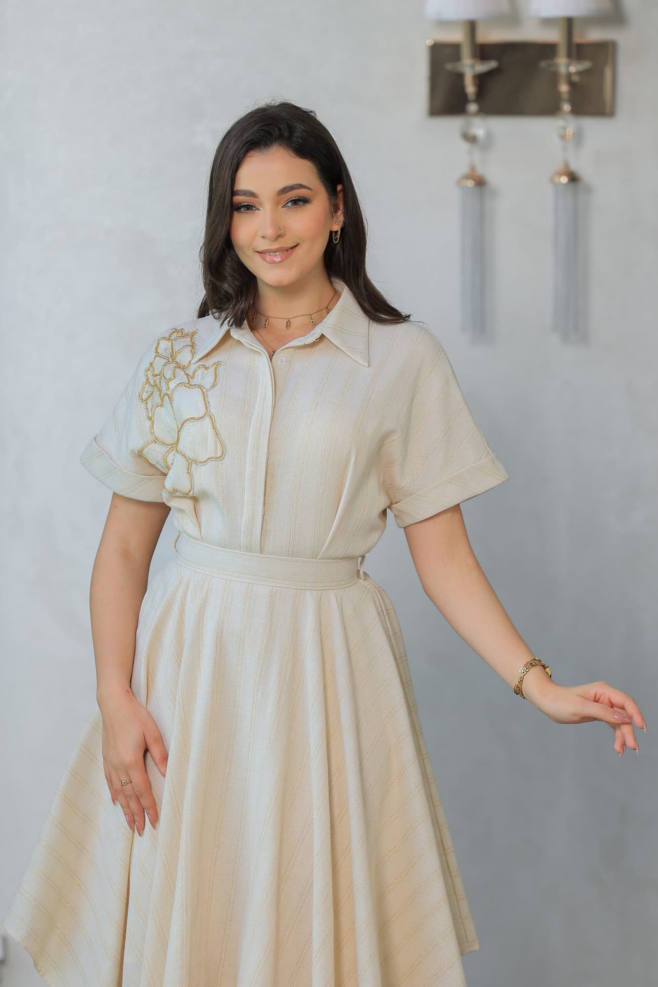 فستان كلاسيكي مع قَصّة قميصية مزين بتطريز زهر على الكتف