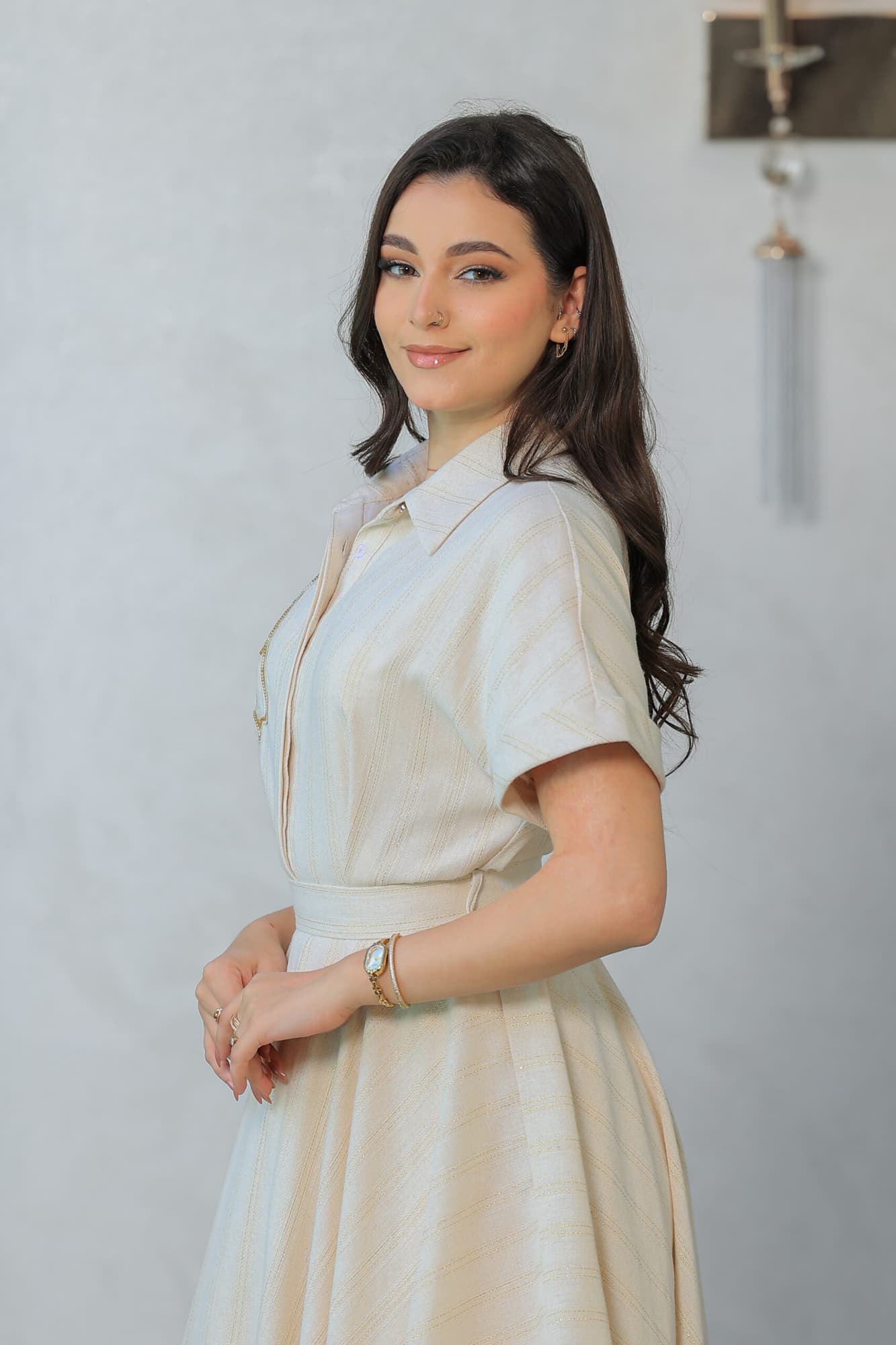 فستان كلاسيكي مع قَصّة قميصية مزين بتطريز زهر على الكتف