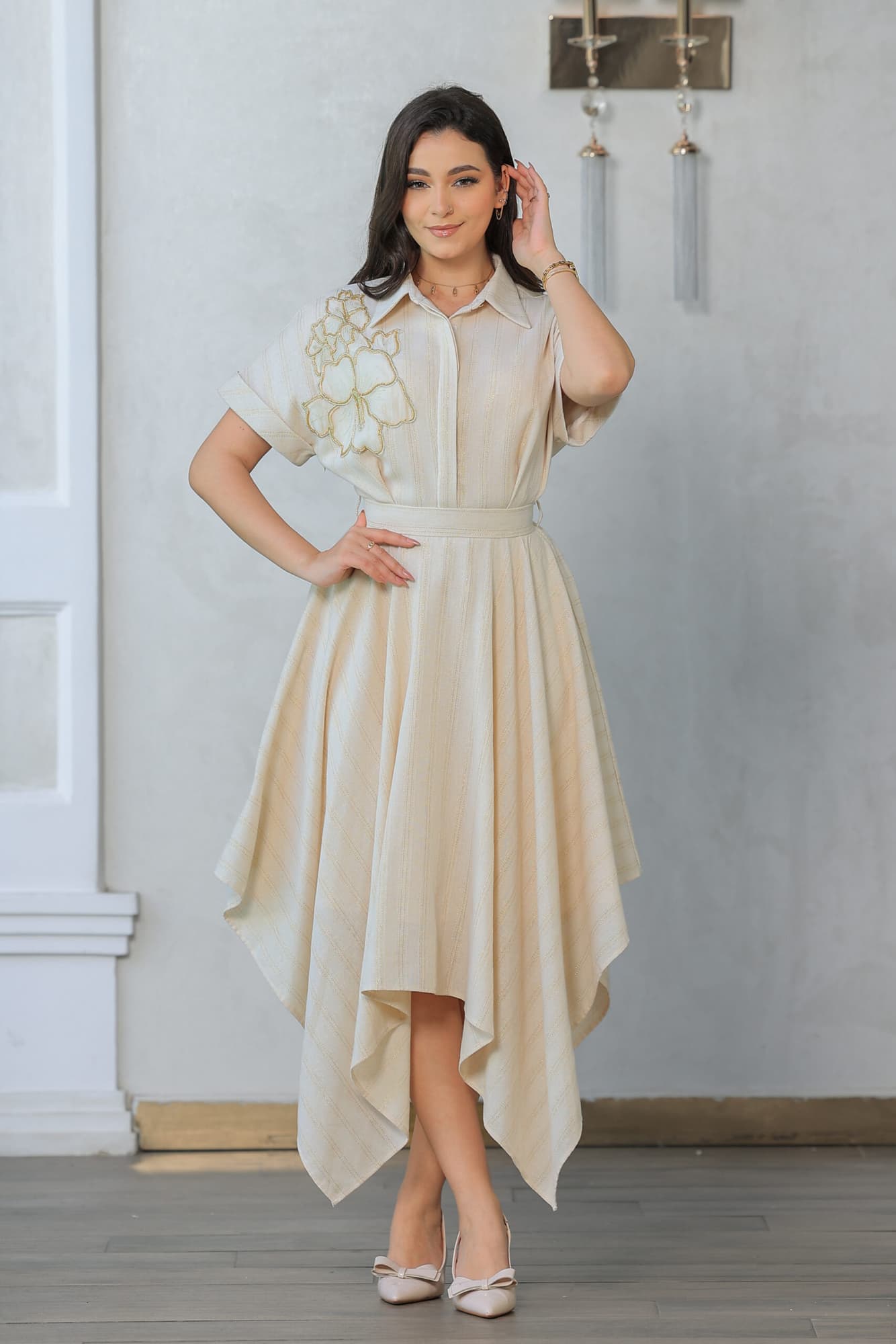 فستان كلاسيكي مع قَصّة قميصية مزين بتطريز زهر على الكتف