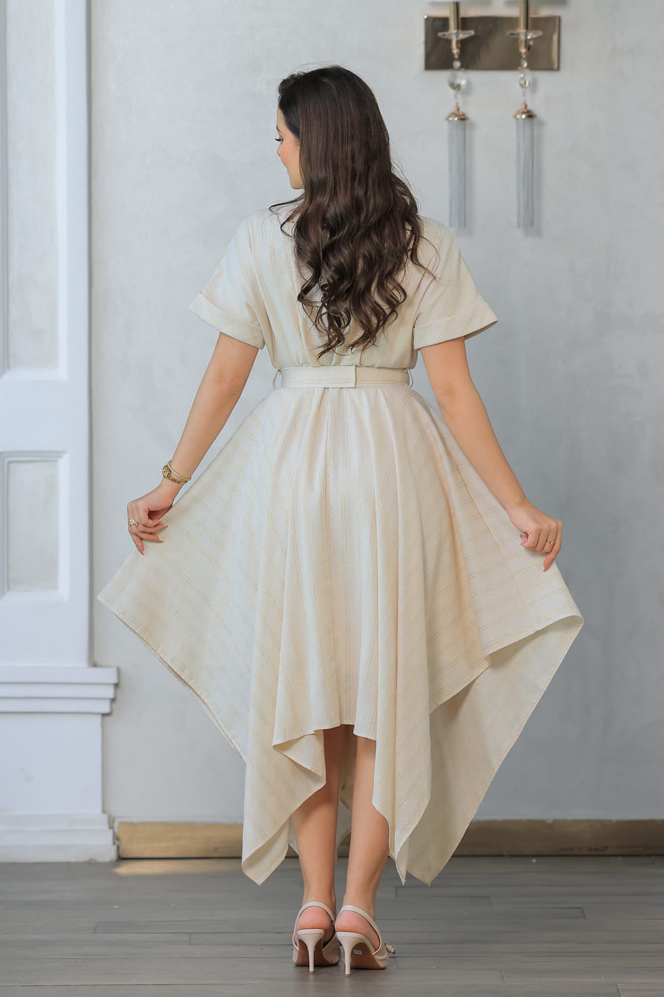 فستان كلاسيكي مع قَصّة قميصية مزين بتطريز زهر على الكتف