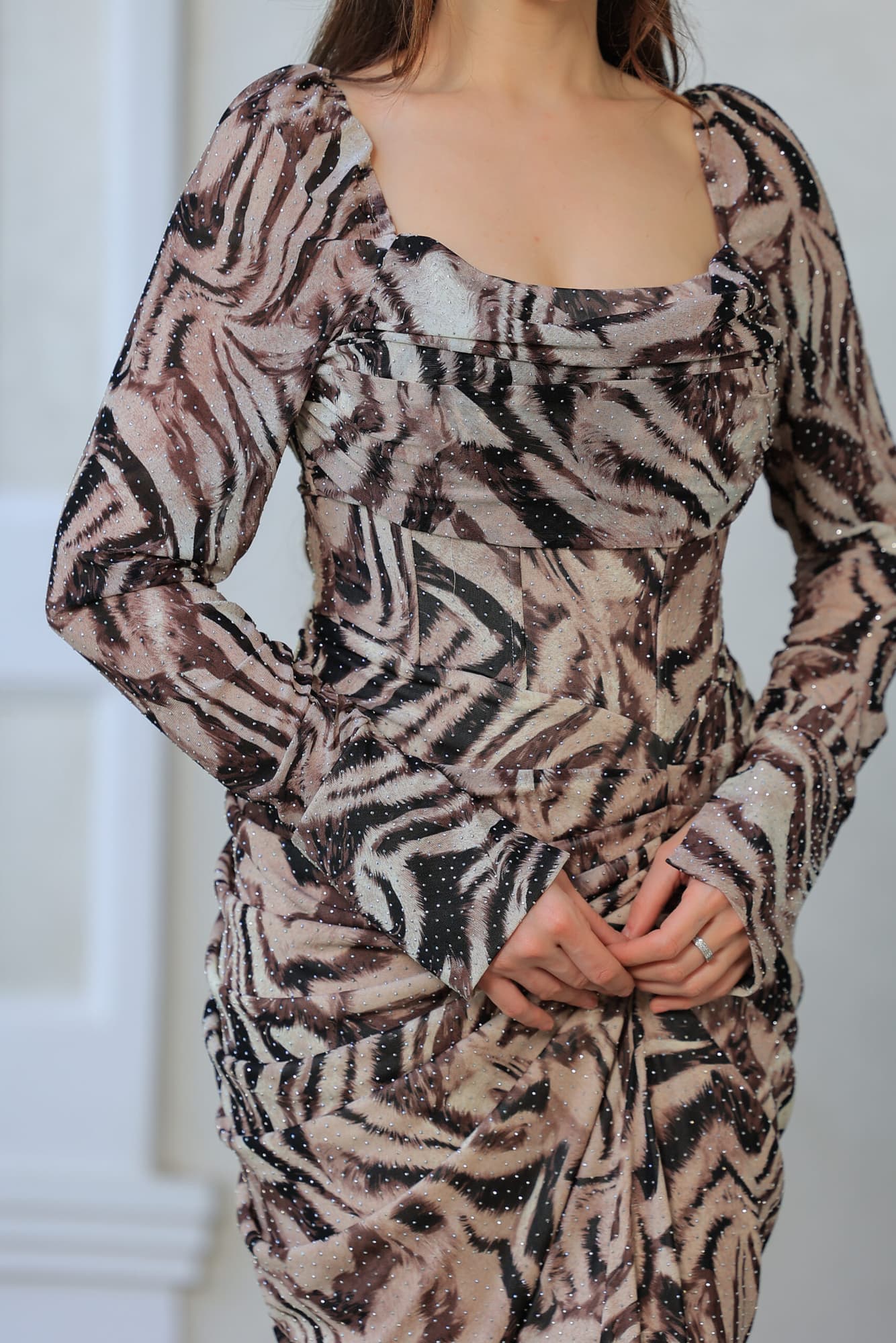 فستان أنيق طويل بأكمام طويلة بتصميم مستوحى من نقشة الزيبرا بني