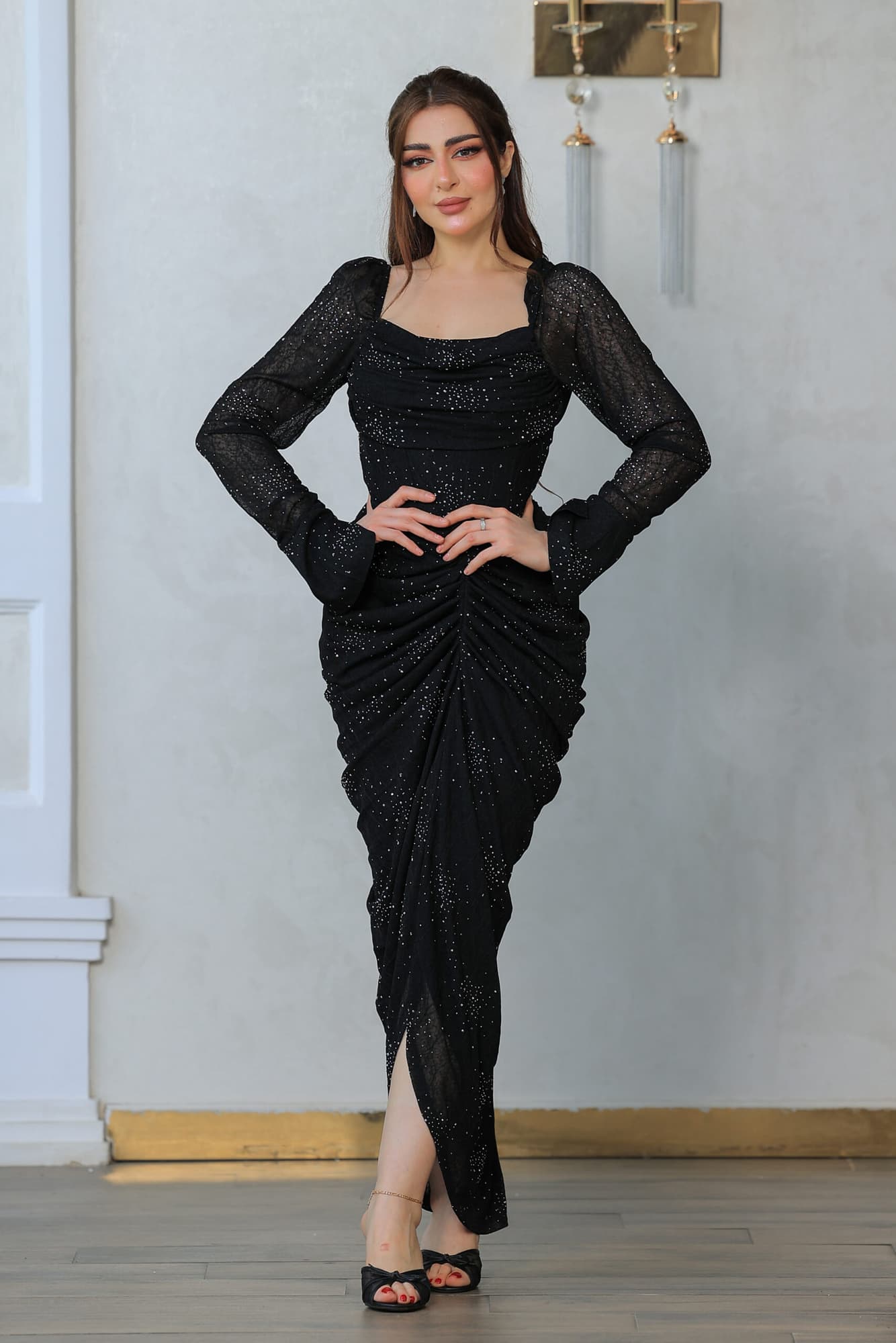 فستان أنيق مزين بتطريزات لامعة تشبه النجوم المتناثرة