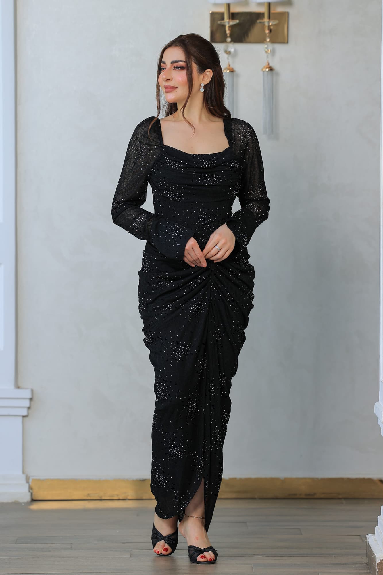 فستان أنيق مزين بتطريزات لامعة تشبه النجوم المتناثرة