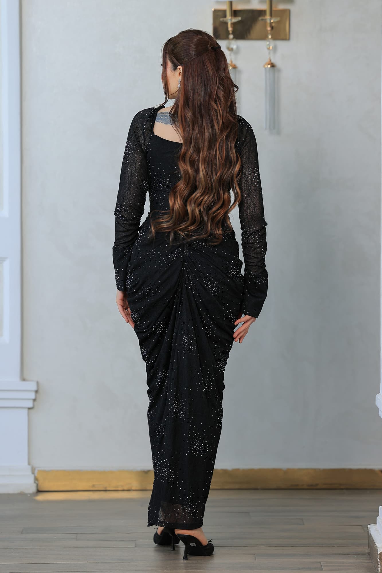 فستان أنيق مزين بتطريزات لامعة تشبه النجوم المتناثرة