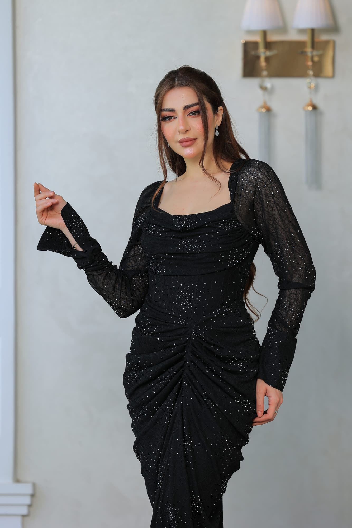 فستان أنيق مزين بتطريزات لامعة تشبه النجوم المتناثرة