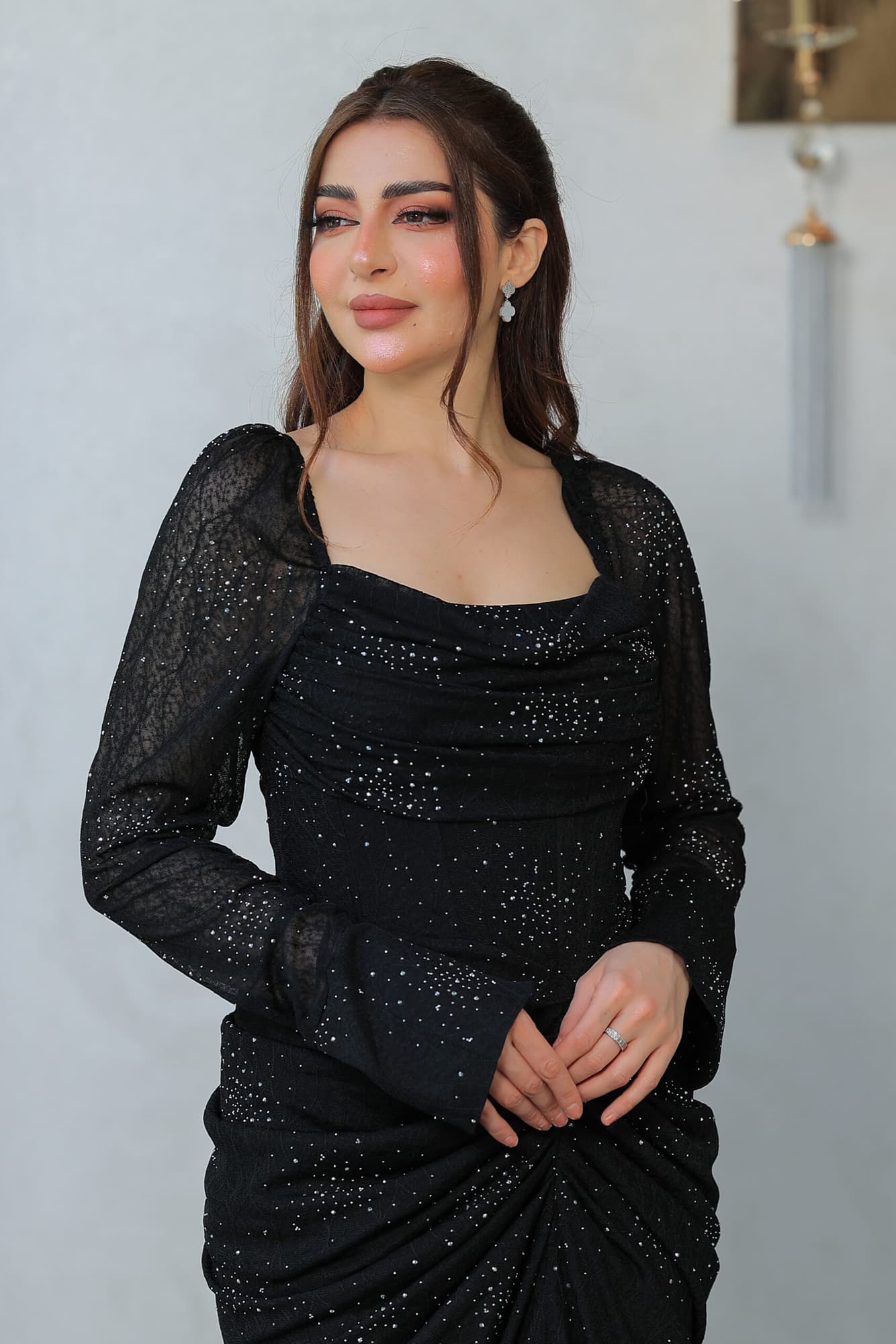 فستان أنيق مزين بتطريزات لامعة تشبه النجوم المتناثرة