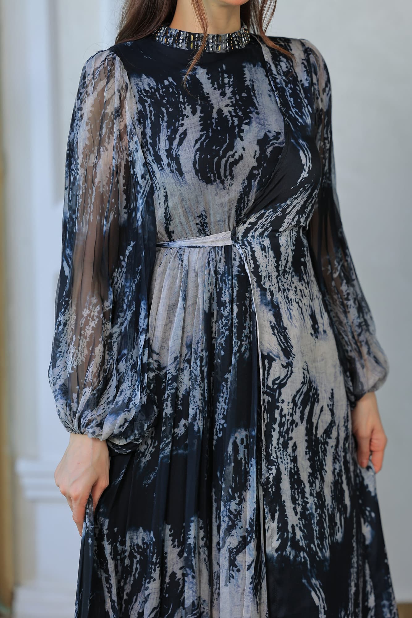 فستان شيفون بنقشة متموجة اسود