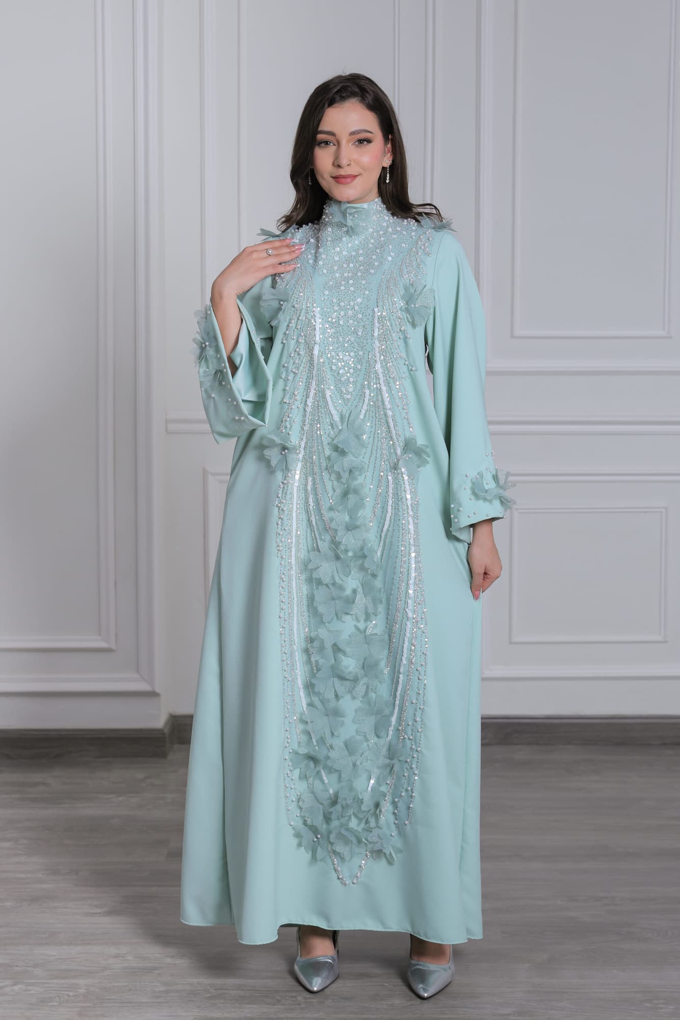 جلابية فخمة بتطريز خرز مزين بورود