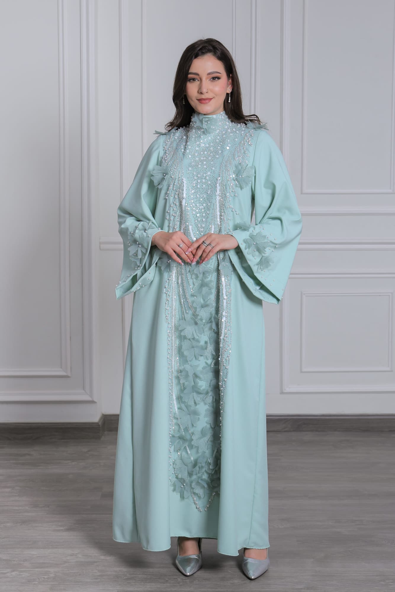 جلابية فخمة بتطريز خرز مزين بورود