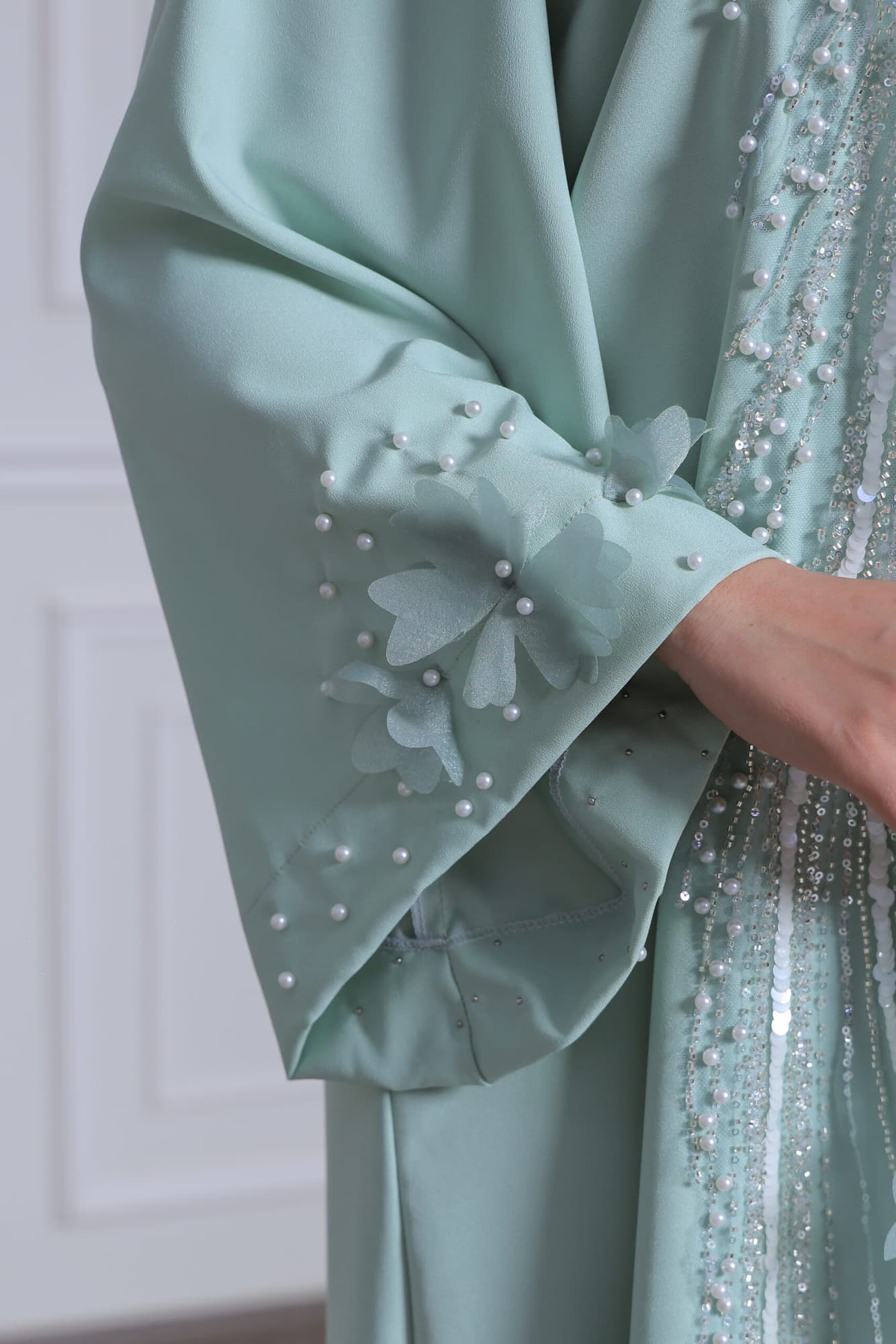 جلابية فخمة بتطريز خرز مزين بورود