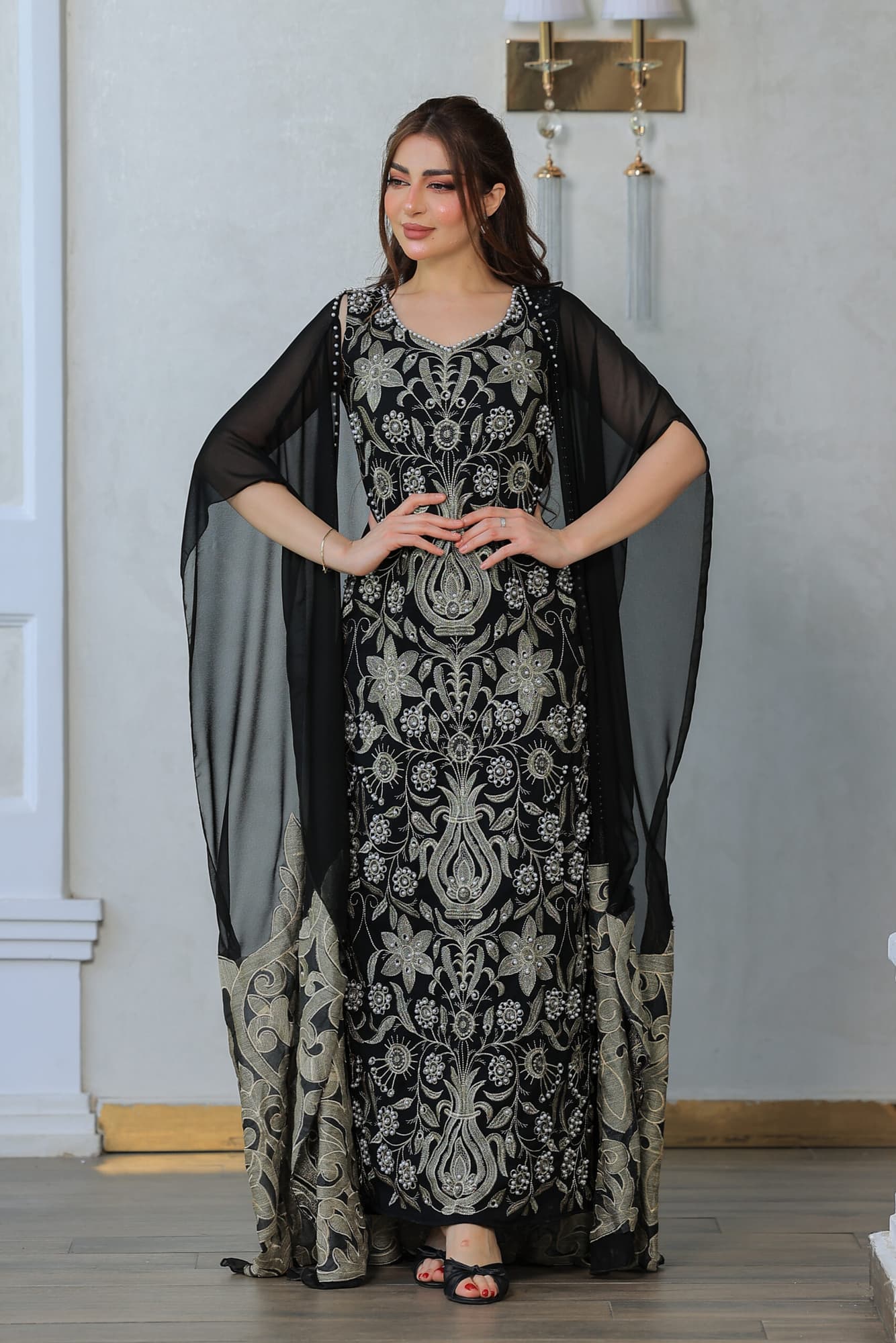 فستان أنيق وفاخر باللون الأسود مع تطريزات ذهبية وفضية