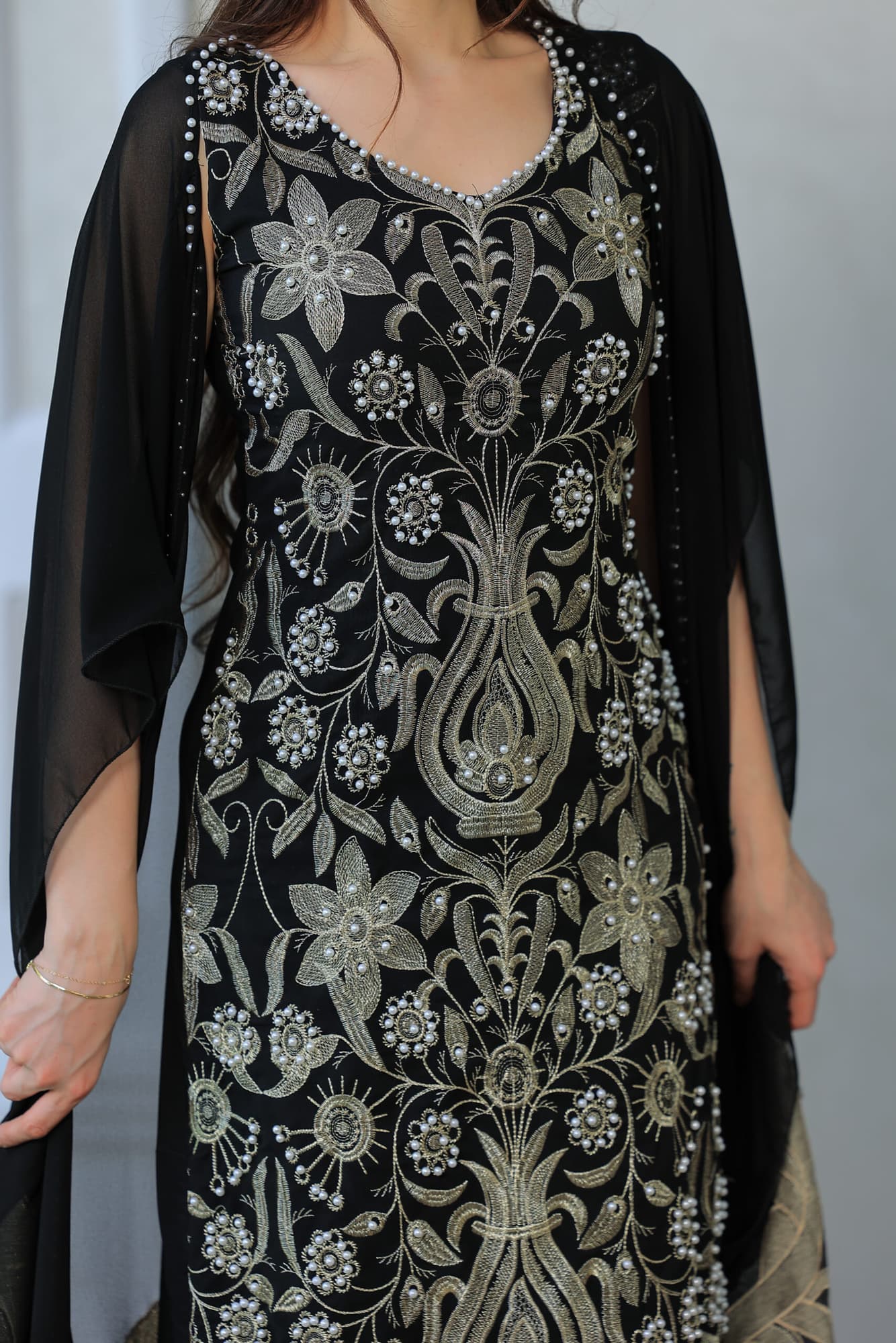 فستان أنيق وفاخر باللون الأسود مع تطريزات ذهبية وفضية اسود