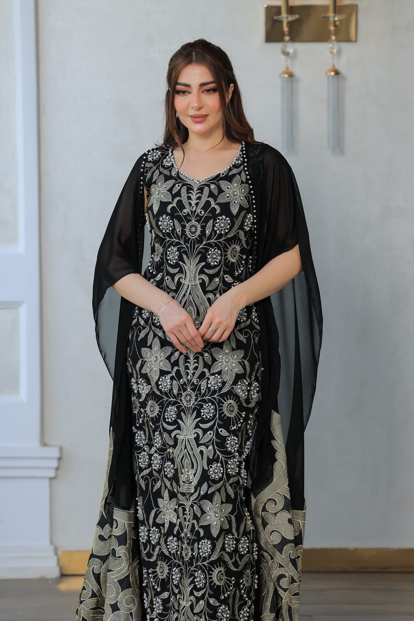 فستان أنيق وفاخر باللون الأسود مع تطريزات ذهبية وفضية