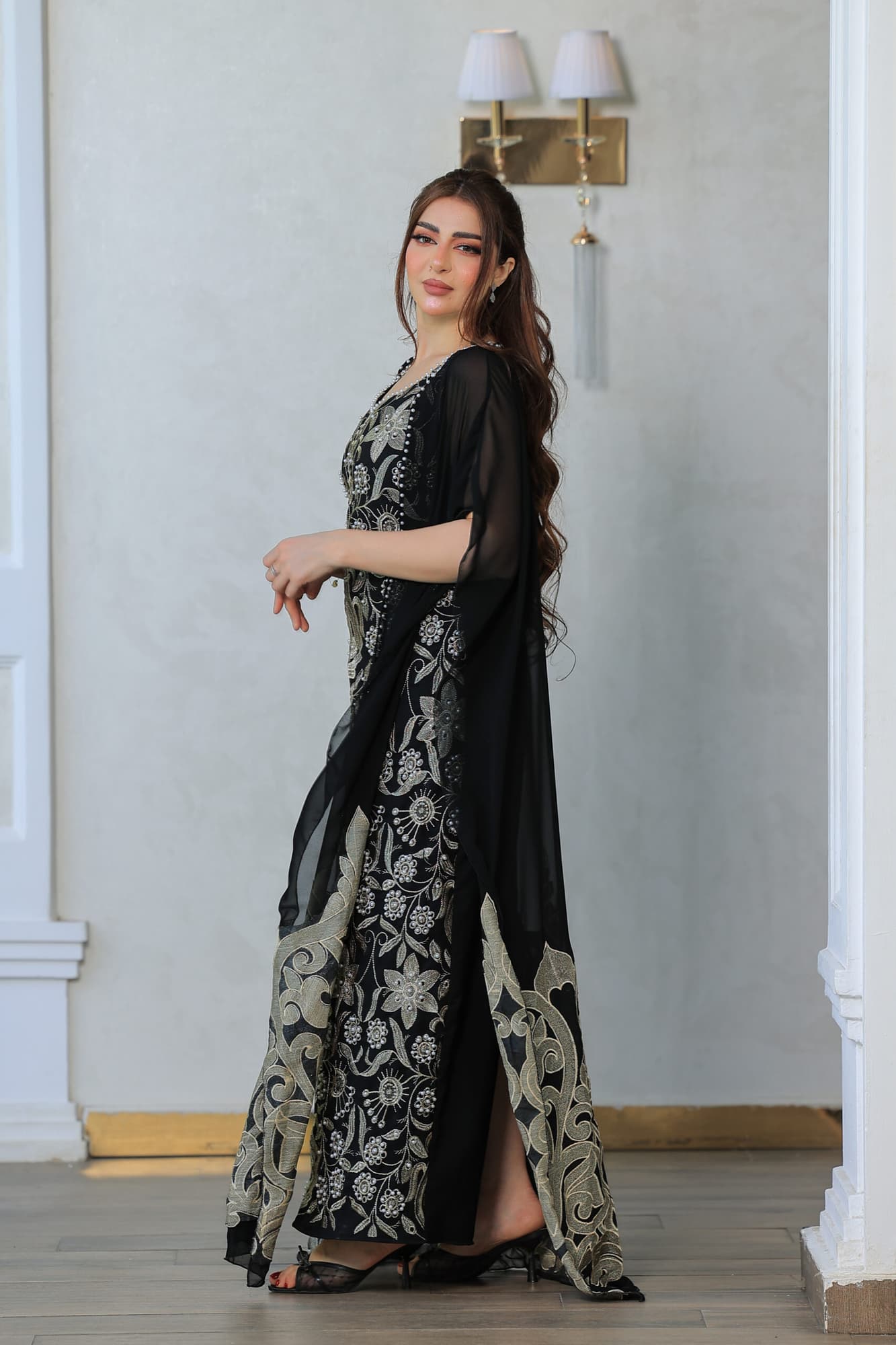 فستان أنيق وفاخر باللون الأسود مع تطريزات ذهبية وفضية
