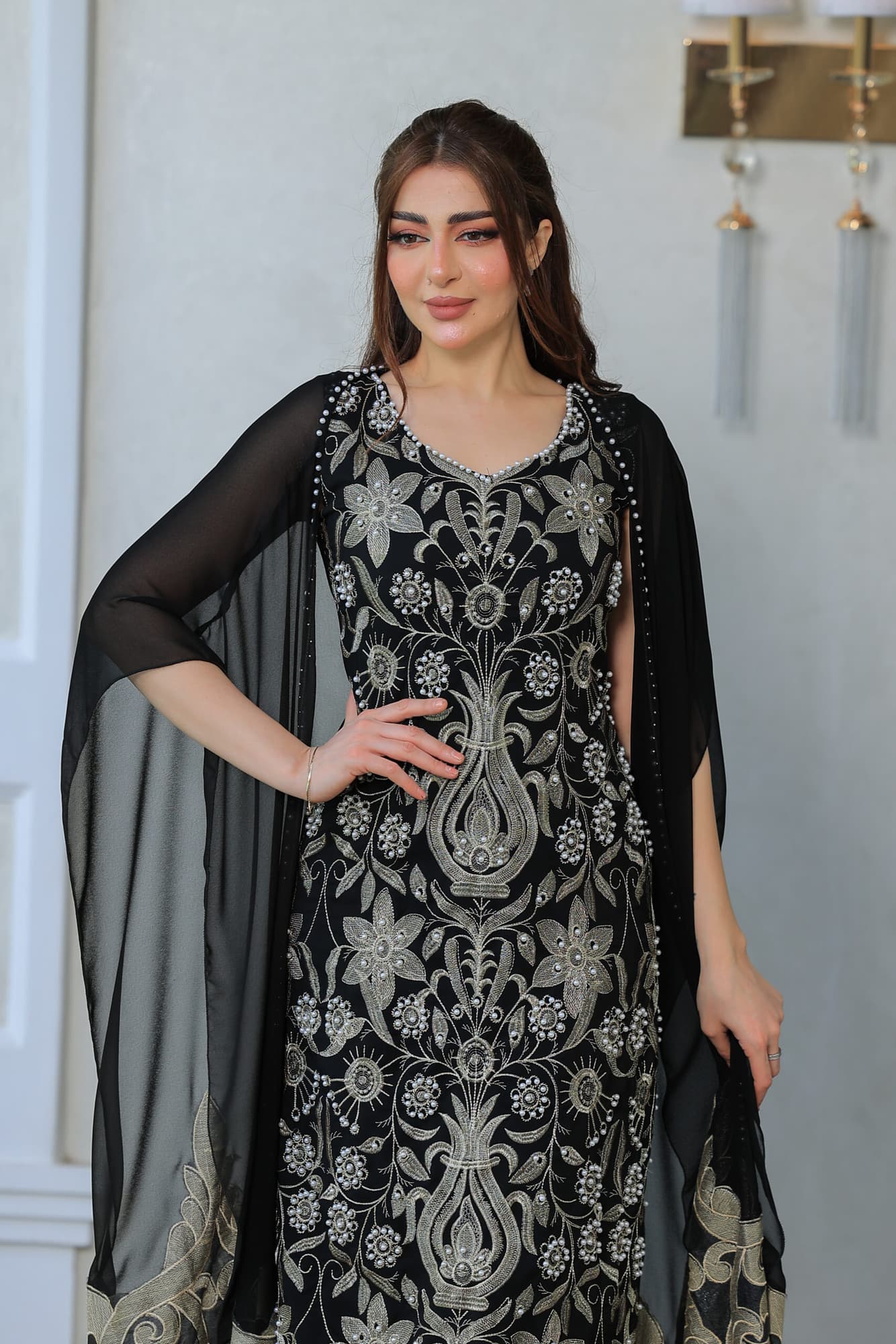 فستان أنيق وفاخر باللون الأسود مع تطريزات ذهبية وفضية