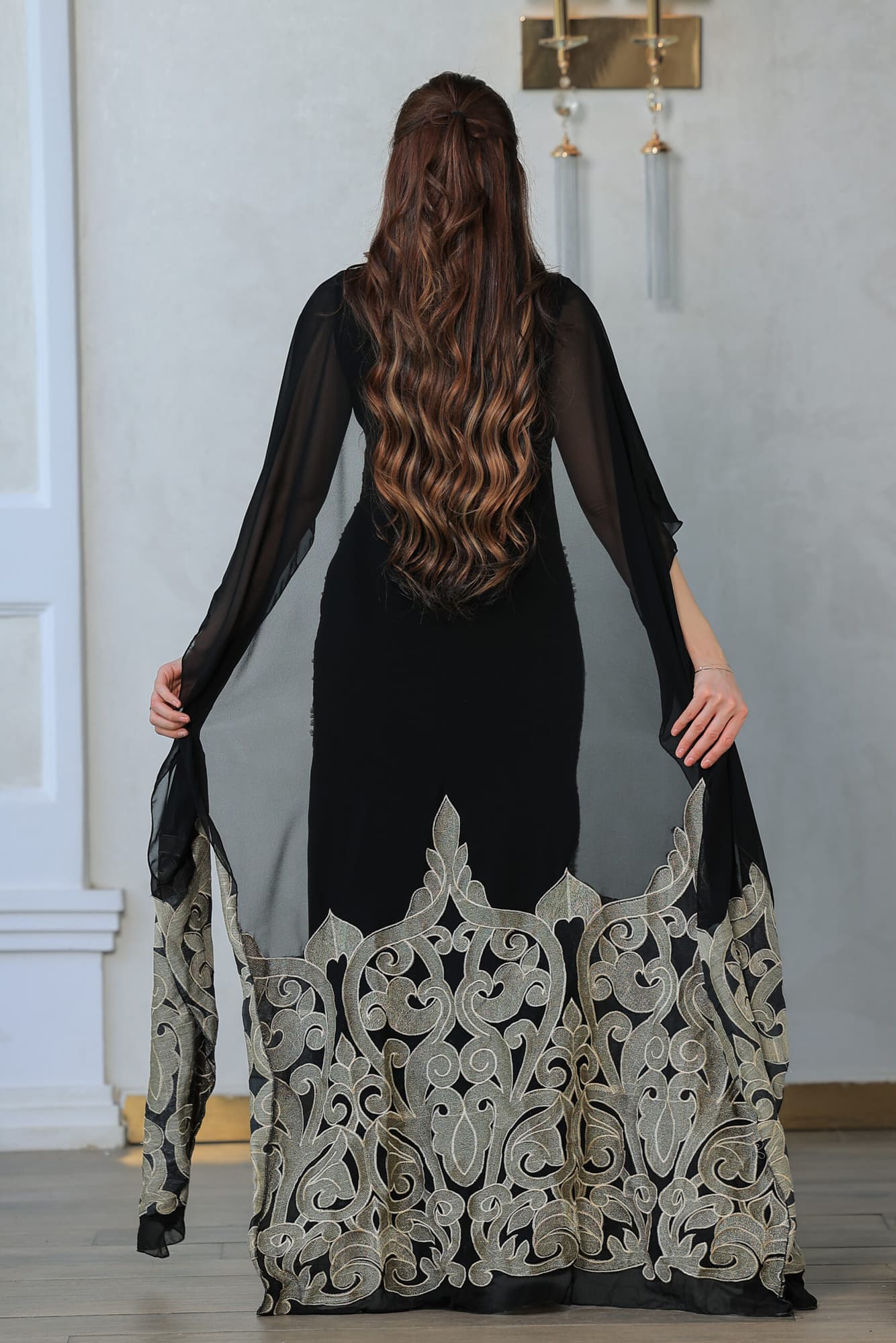 فستان أنيق وفاخر باللون الأسود مع تطريزات ذهبية وفضية