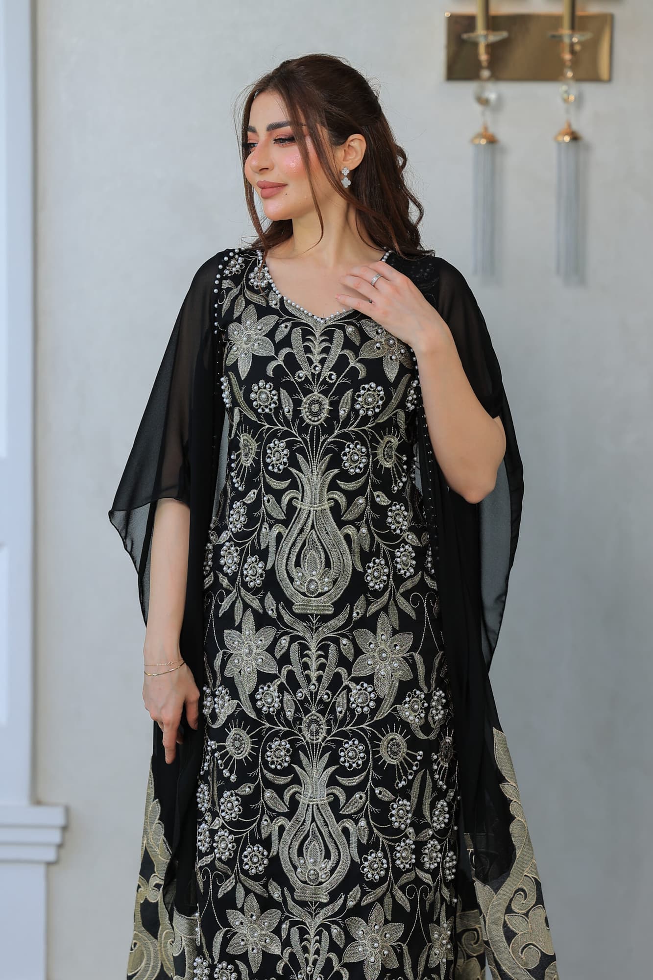 فستان أنيق وفاخر باللون الأسود مع تطريزات ذهبية وفضية