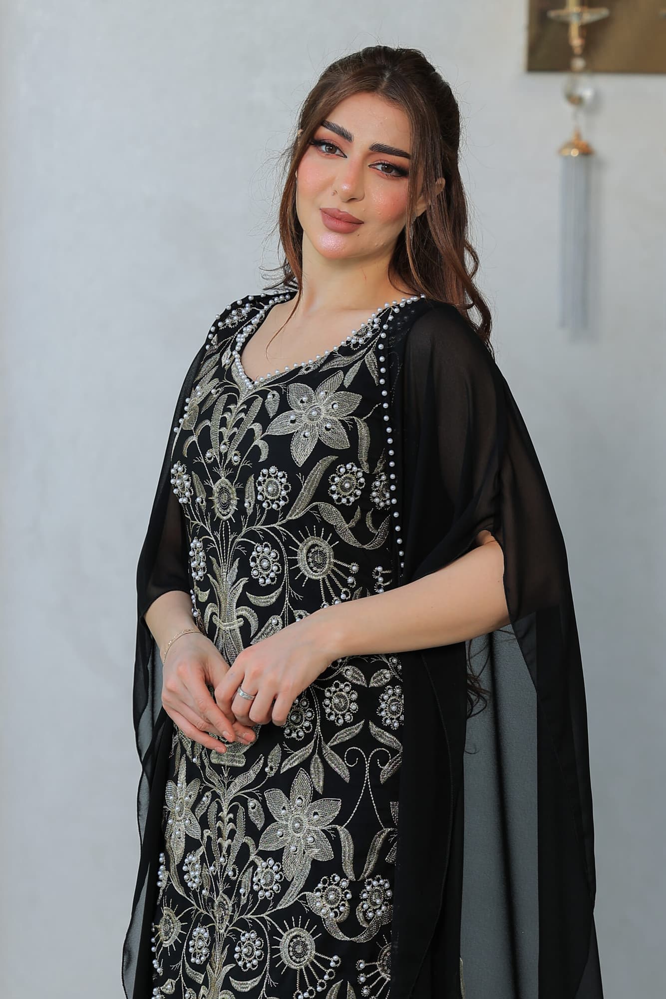 فستان أنيق وفاخر باللون الأسود مع تطريزات ذهبية وفضية