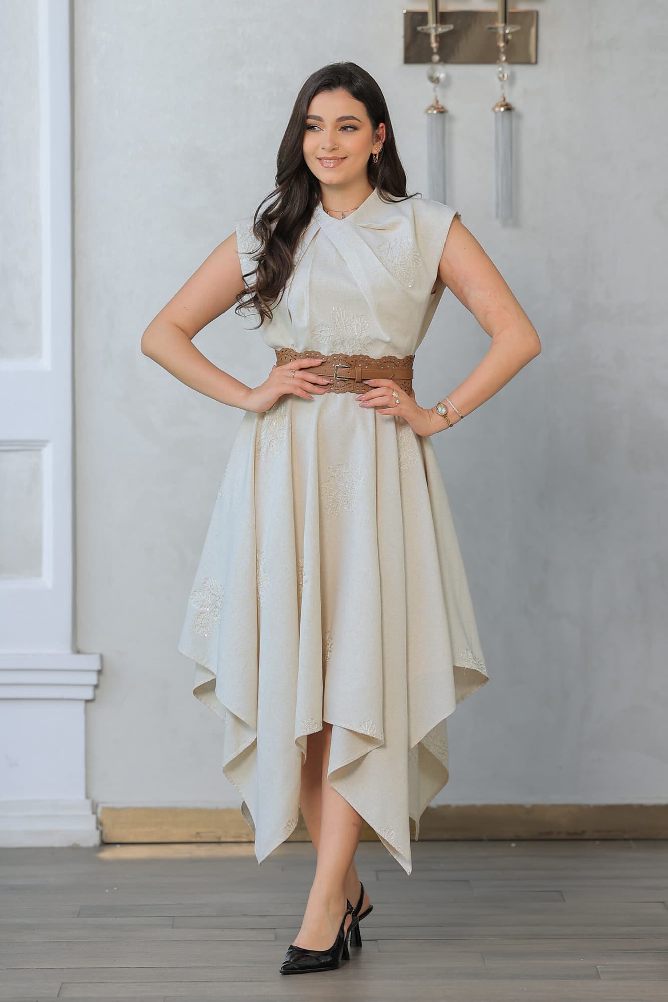 فستان أنيق يتميز بتصميم راقٍ يجمع بين العصرية والكلاسيكية