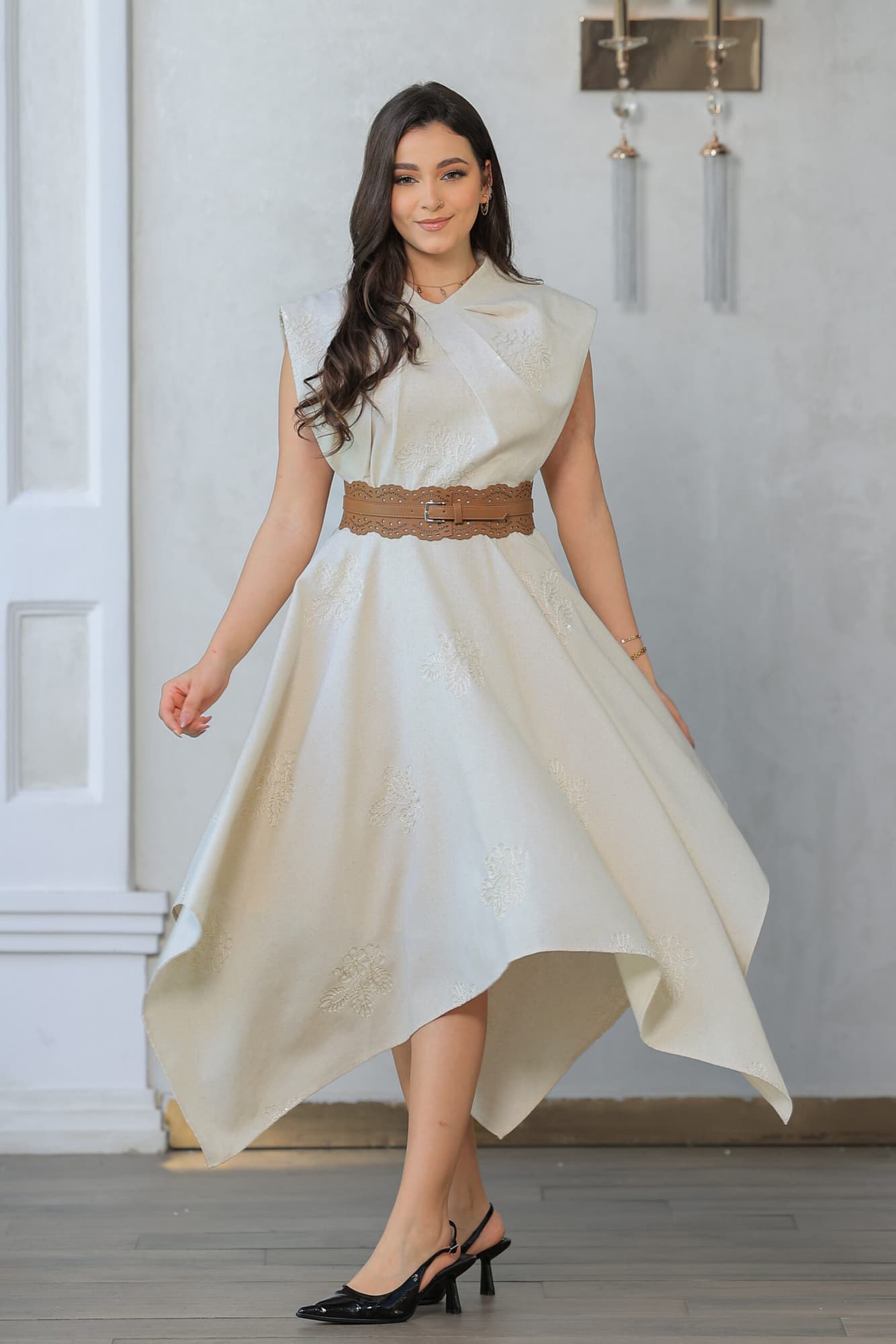 فستان أنيق يتميز بتصميم راقٍ يجمع بين العصرية والكلاسيكية