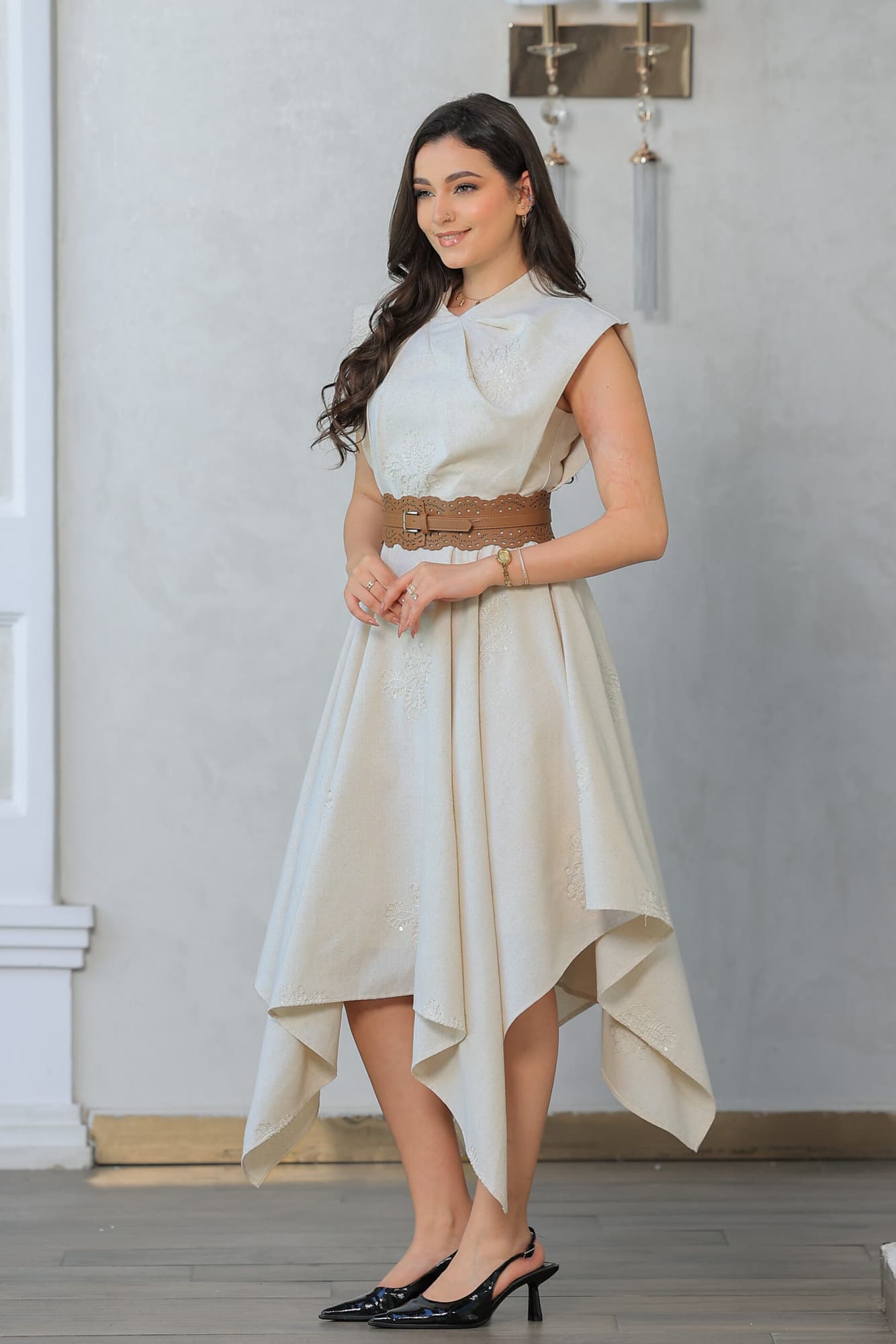 فستان أنيق يتميز بتصميم راقٍ يجمع بين العصرية والكلاسيكية