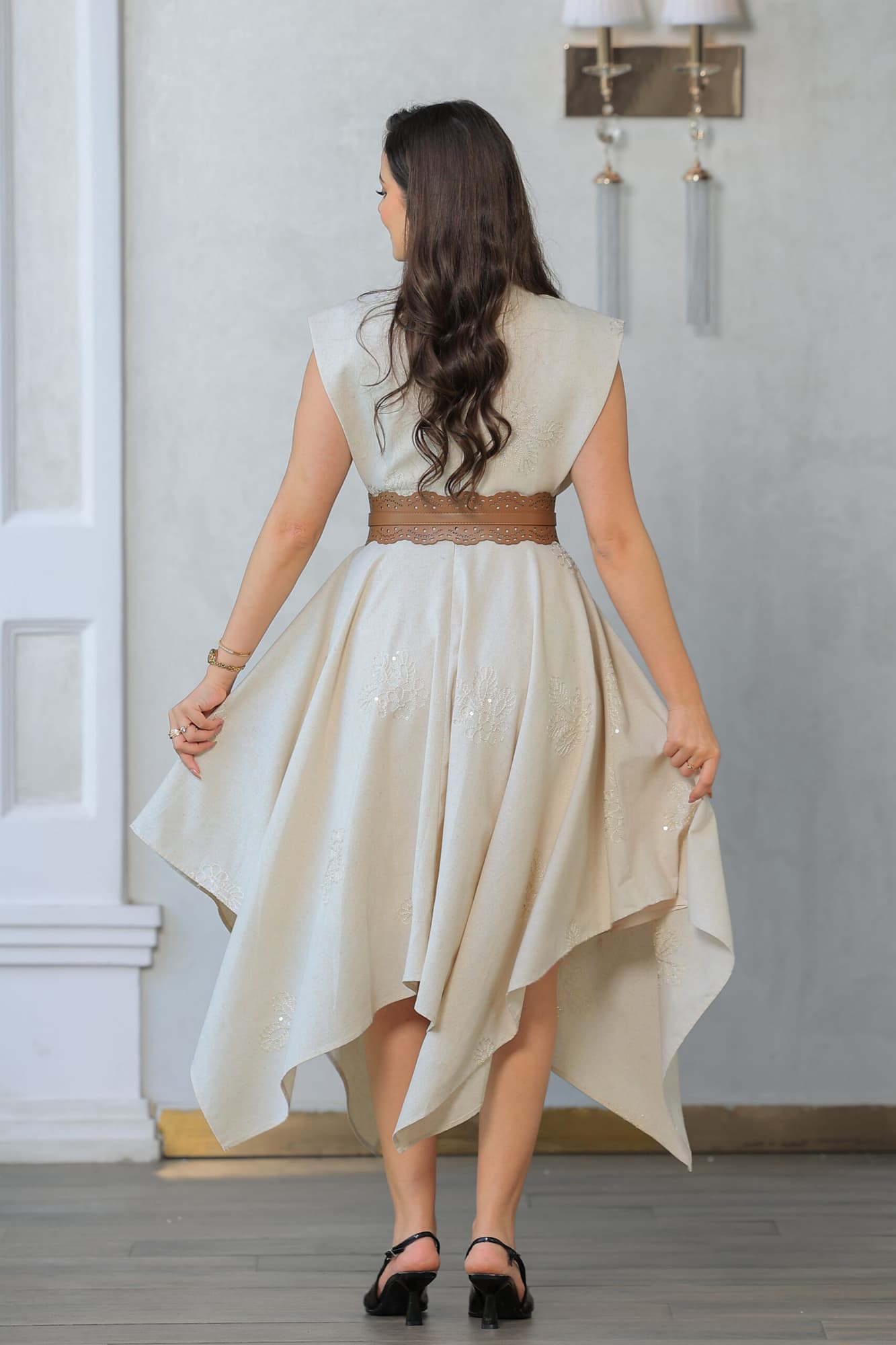 فستان أنيق يتميز بتصميم راقٍ يجمع بين العصرية والكلاسيكية