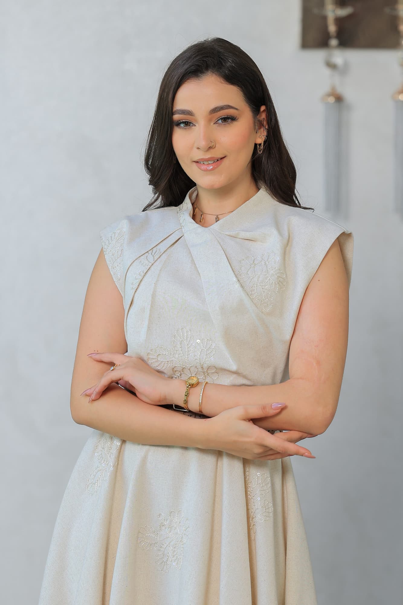 فستان أنيق يتميز بتصميم راقٍ يجمع بين العصرية والكلاسيكية