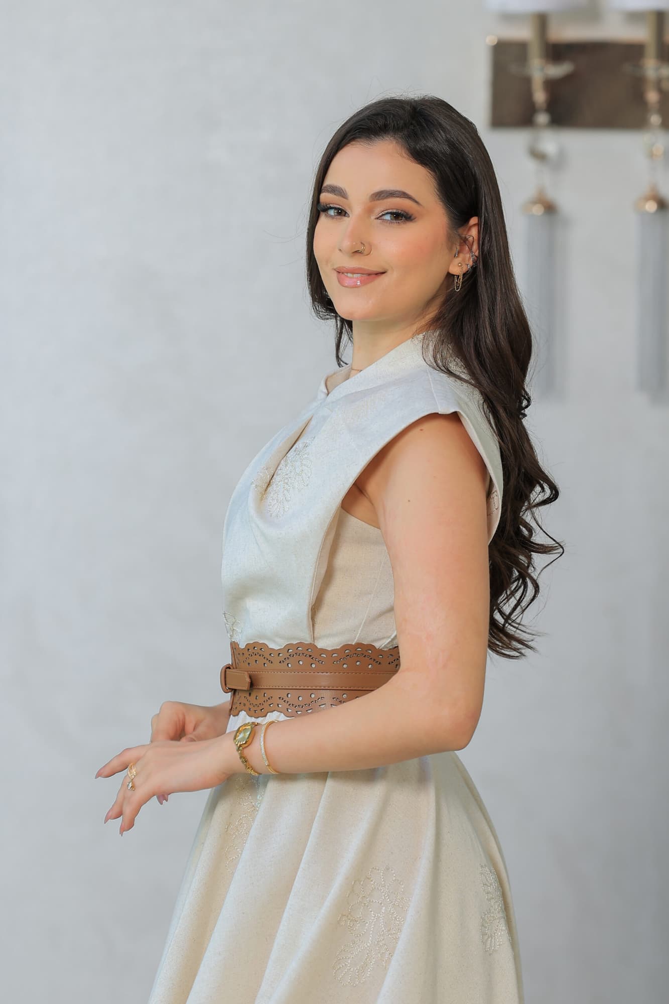 فستان أنيق يتميز بتصميم راقٍ يجمع بين العصرية والكلاسيكية