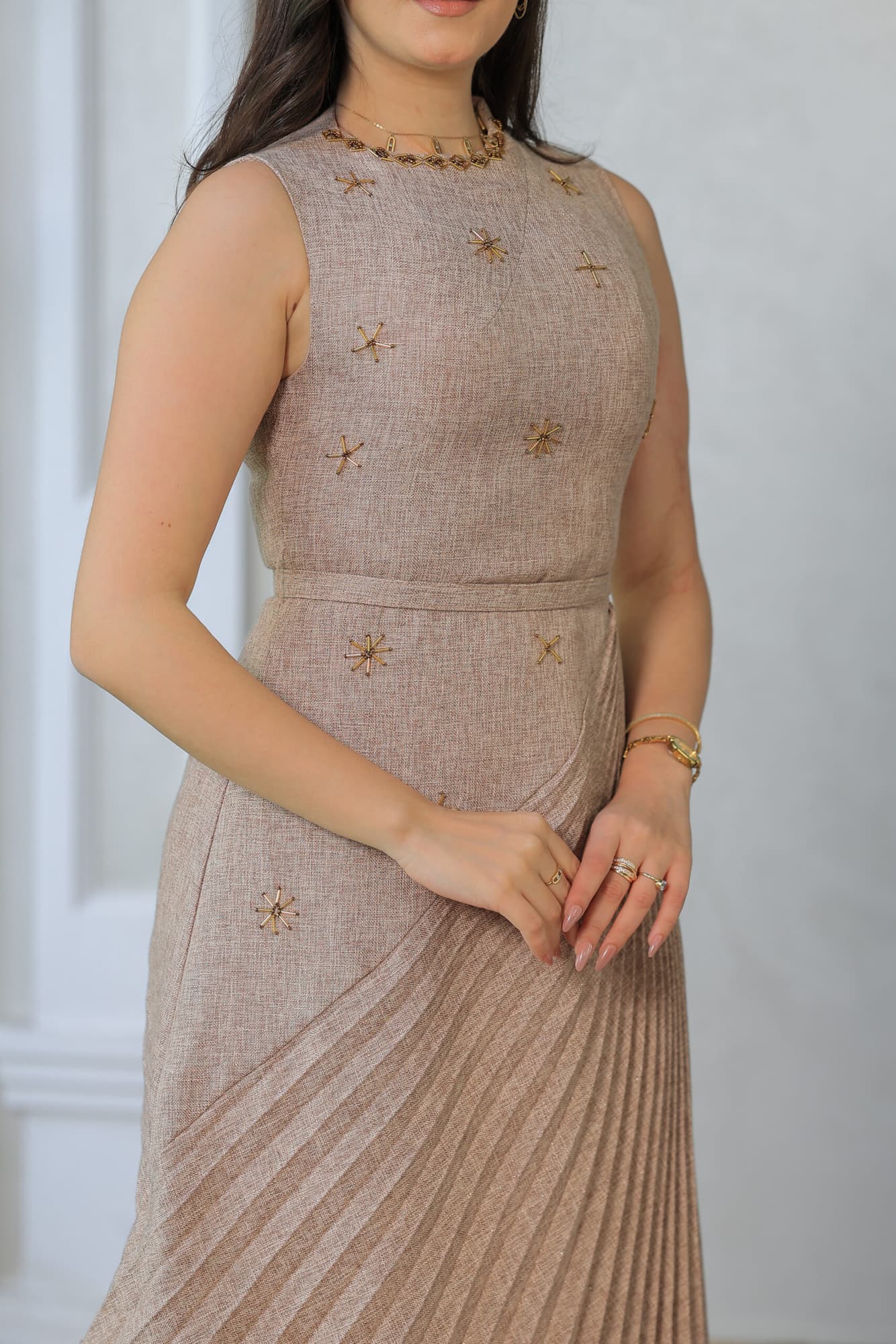 فستان ميدي بكسرات جانبيه مزين بتطريز نجوم بني فاتح