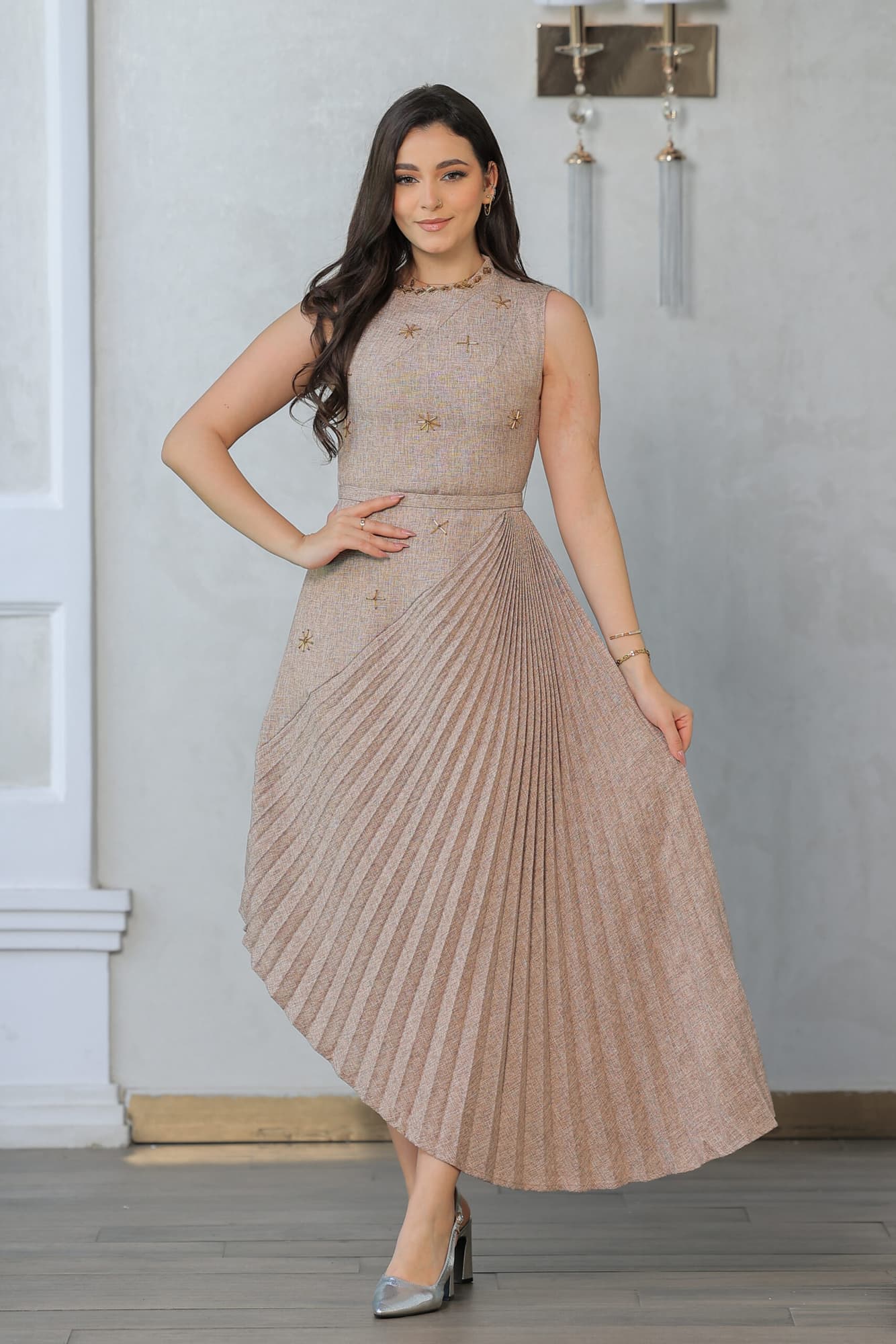 فستان ميدي بكسرات جانبيه مزين بتطريز نجوم