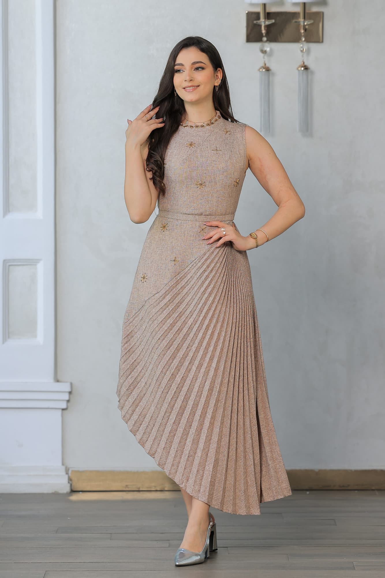 فستان ميدي بكسرات جانبيه مزين بتطريز نجوم