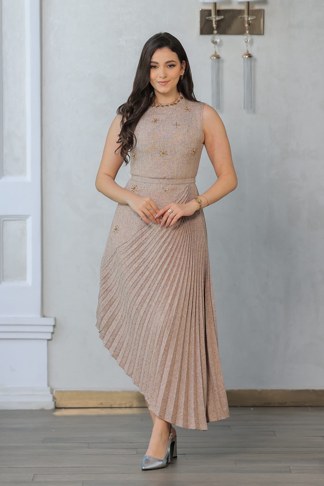 فستان ميدي بكسرات جانبيه مزين بتطريز نجوم