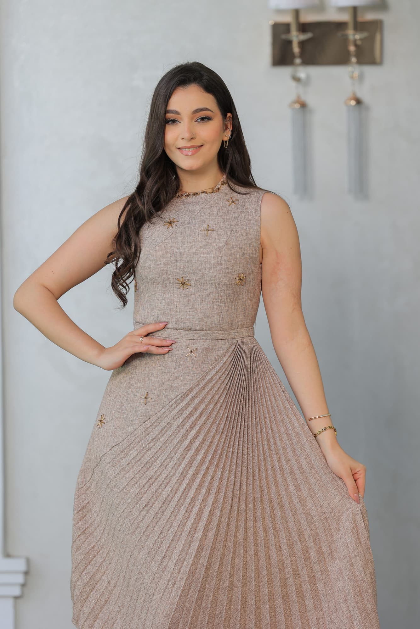 فستان ميدي بكسرات جانبيه مزين بتطريز نجوم