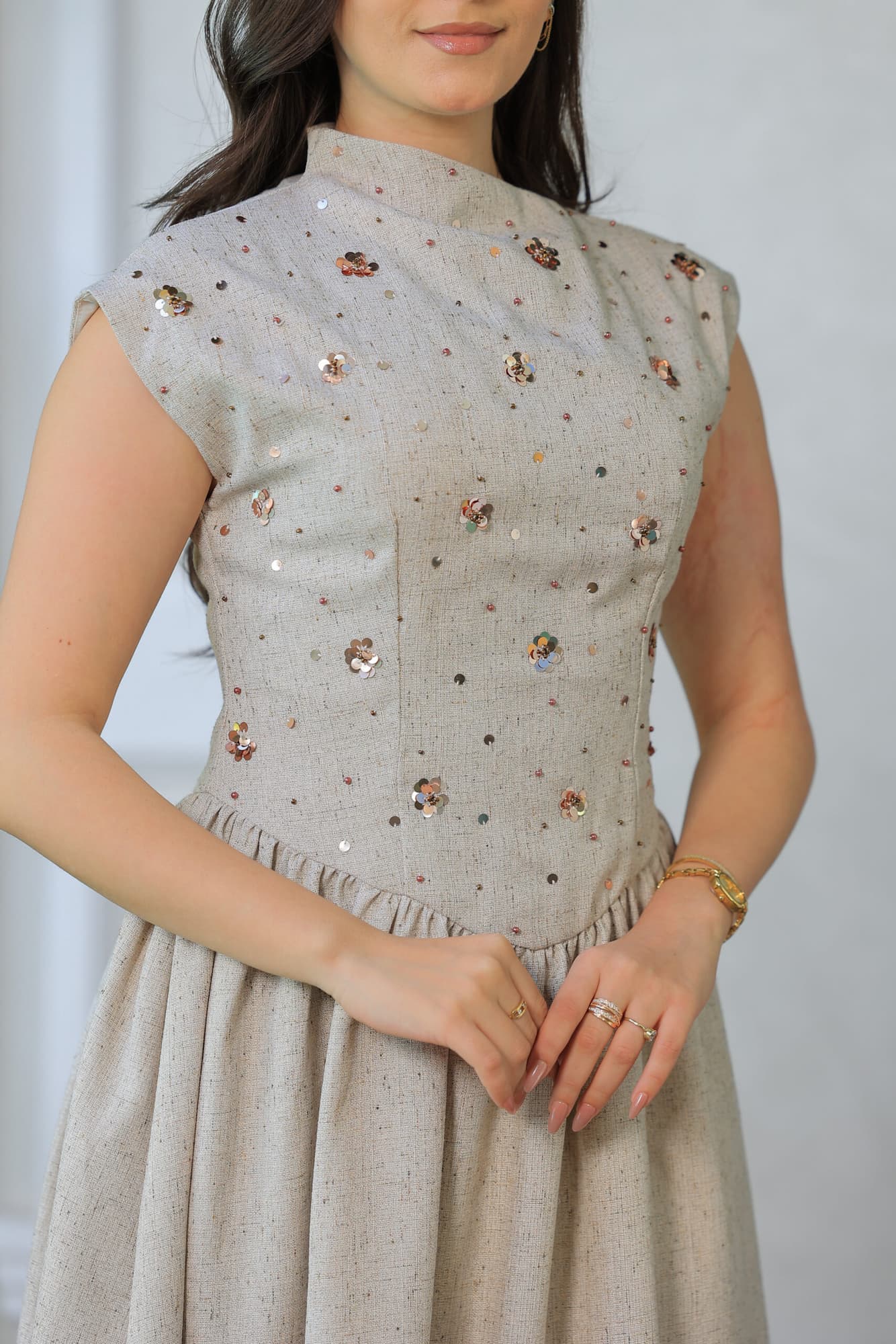 فستان بقصة عنق مائله وكلوش من الاسفل بيج